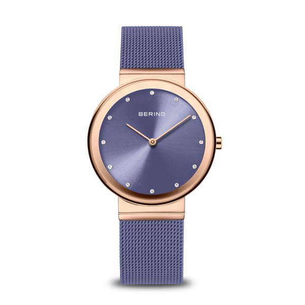  Zachte tinten, krachtig uitstraling &ndash; een horloge met pastelpower.  De BERING 10135-968 straalt Scandinavische eenvoud uit met een vrouwelijke twist. De gepolijste ros&eacute;goudkleurige kast omlijst een violet zonnestraal-wijzerplaat die prachtig speelt met het licht. Twaalf Swarovski-kristallen zorgen voor een subtiele, elegante schittering.  De lavendelkleurige Milanese band sluit perfect aan bij het geheel en voelt comfortabel aan op de pols. Krasbestendig saffierglas en een betrouwbaar quartz uurwerk maken het horloge compleet.  Met een diameter van 35 mm en een slank profiel is dit horloge ideaal voor vrouwen die kleur willen dragen met stijl &ndash; zacht, helder en zelfverzekerd.  Saffierglas, ros&eacute;goudkleurige roestvrijstalen kast, lavendelkleurige mesh-band, Swarovski-kristallen, quartz uurwerk &ndash; heldere lijnen, zachte kleuren, tijdloze schoonheid.  BERING 10135-968 &ndash; Vrouwelijke helderheid op haar best. 