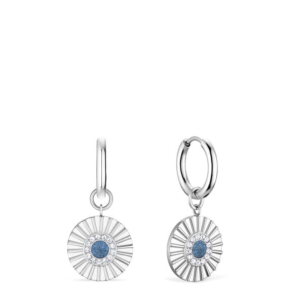  De 765-179-05 oorbellen stralen moderne elegantie en frisheid uit. Hun ronde ontwerp, met subtiele zonnestraalstructuren, symboliseert licht en rust. In het midden schittert een blauwe kristal, omringd door kleine fonkelende steentjes die het licht prachtig weerkaatsen.  Gemaakt van hoogwaardige materialen met een gepolijste zilverkleurige afwerking, zijn de 765-179-05 oorbellen licht, comfortabel en veelzijdig. De fijne creolen zorgen voor een elegante pasvorm.  Een stijlvol en verfijnd sieraad dat elke outfit een frisse, stralende toets geeft. 