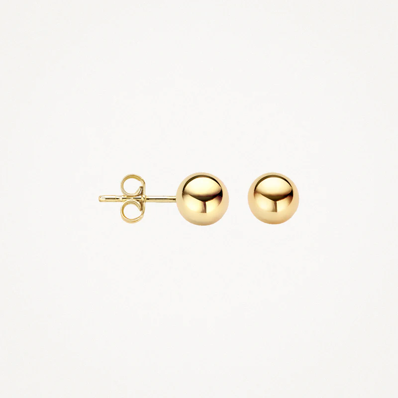 Deze tijdloze ronde oorstekers hebben een doorsnede van 6 mm en zijn gemaakt van 14k geelgoud. Het klassieke, simpele ontwerp doet het goed op zichzelf maar ook in combinatie met andere (oor)sieraden uit onze collectie.