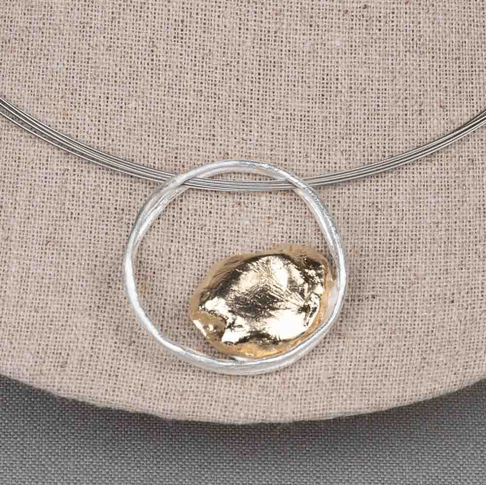 Hanger gemaakt van 925 sterling zilver en zilver verguld. Draag deze hanger aan een spang en combineer met mooie oorbellen, een ring en armband voor een complete look!