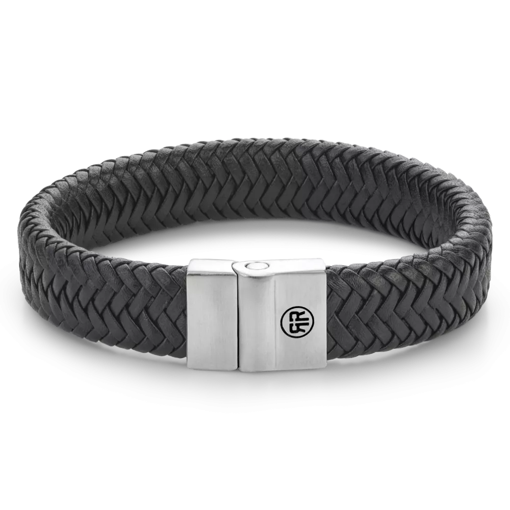 Dit is een armband van het merk Rebel & Rose gemaakt van leer en staal