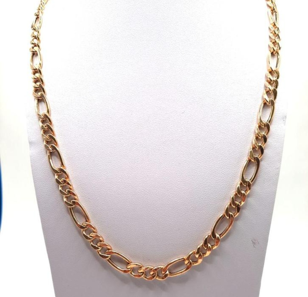 De gouden ketting BREA-RDL-0002482 van een onbekend merk is een prachtig sieraad. Gemaakt van 14 karaat goud, met een lengte van 60 cm en een breedte van 7,5 mm, weegt hij 13,86 gram. Deze glanzende ketting in goudkleur draagt u het beste solo of als statement accessoire op een eenvoudige outfit voor een elegante look.