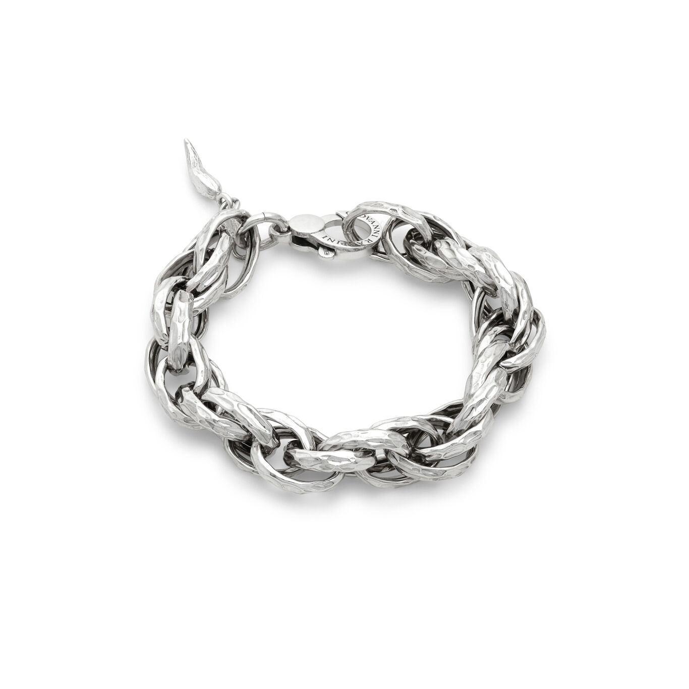 Giovanni Raspini took a hammered silver rope chain, with lightweight, hollow links and a twisted design, and transformed it into a refined and radiant bracelet. The hammered effect amplifies the refraction of light, enhancing the elegant handmade texture.