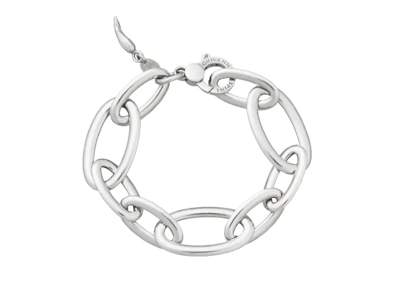 A fascinating bracelet in terms of elegance, radiance and scale. Made from a lightweight, hollow silver chain, each big oval link is balanced by two smaller ones. Thanks to its sleek design, this contemporary piece of jewellery is remarkably versatile.