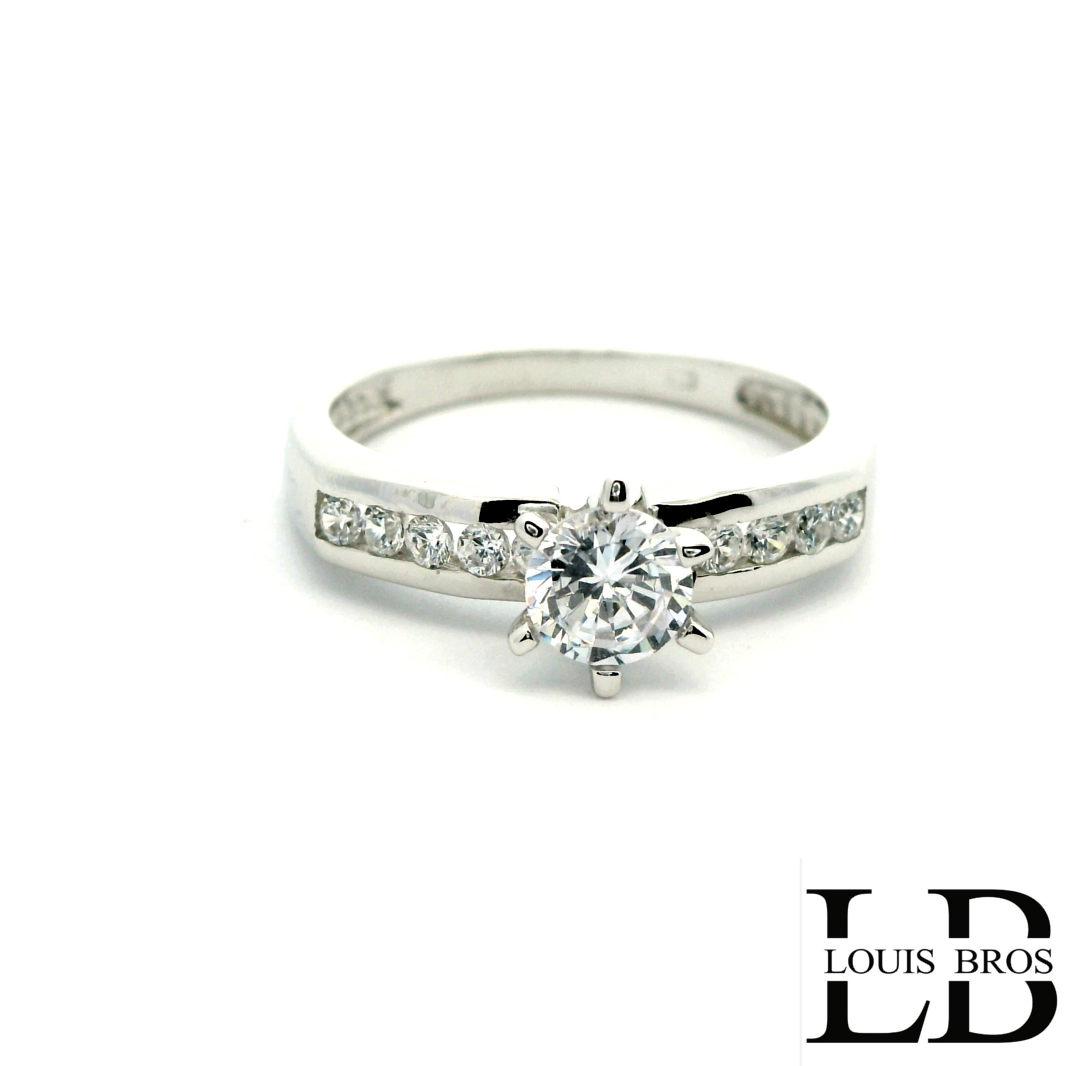 Deze 14 karaat witgouden ring (2.68 gr) heeft een stijlvolle en moderne uitstraling. De ring is verfijnd uitgevoerd en bezet met fonkelende zirkonia&rsquo;s die zorgen voor een heldere, luxe glans. Het koele witgoud accentueert de stenen op elegante wijze en geeft de ring een tijdloos karakter. Een prachtig sieraad dat zowel dagelijks als bij speciale gelegenheden gedragen kan worden.
De ring is verkrijgbaar in meerdere afmetingen.