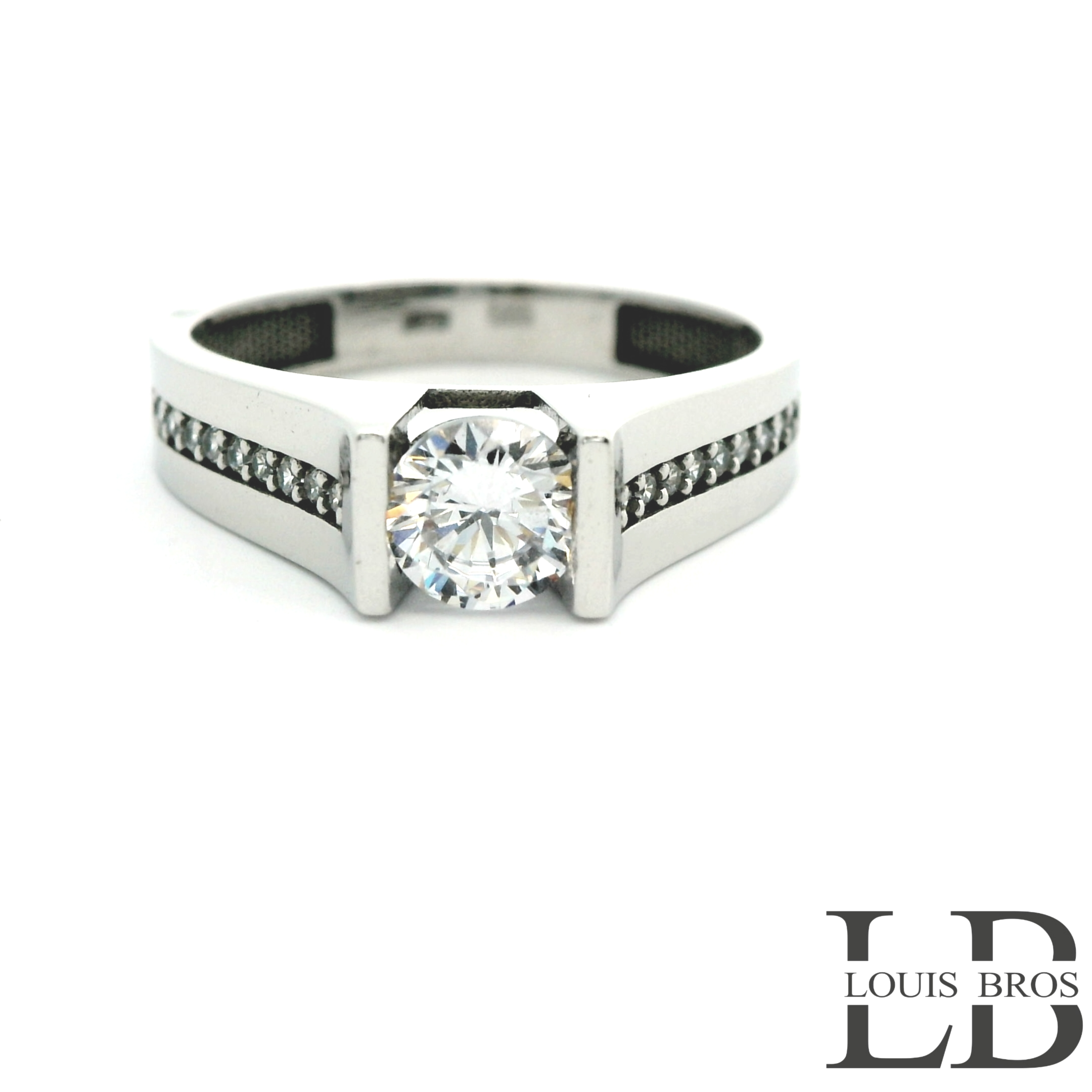 Deze 14 karaat witgouden ring (2.71 gr) heeft een stijlvolle en moderne uitstraling. De ring is verfijnd uitgevoerd en bezet met fonkelende zirkonia&rsquo;s die zorgen voor een heldere, luxe glans. Het koele witgoud accentueert de stenen op elegante wijze en geeft de ring een tijdloos karakter. Een prachtig sieraad dat zowel dagelijks als bij speciale gelegenheden gedragen kan worden.
De ring is verkrijgbaar in meerdere afmetingen.