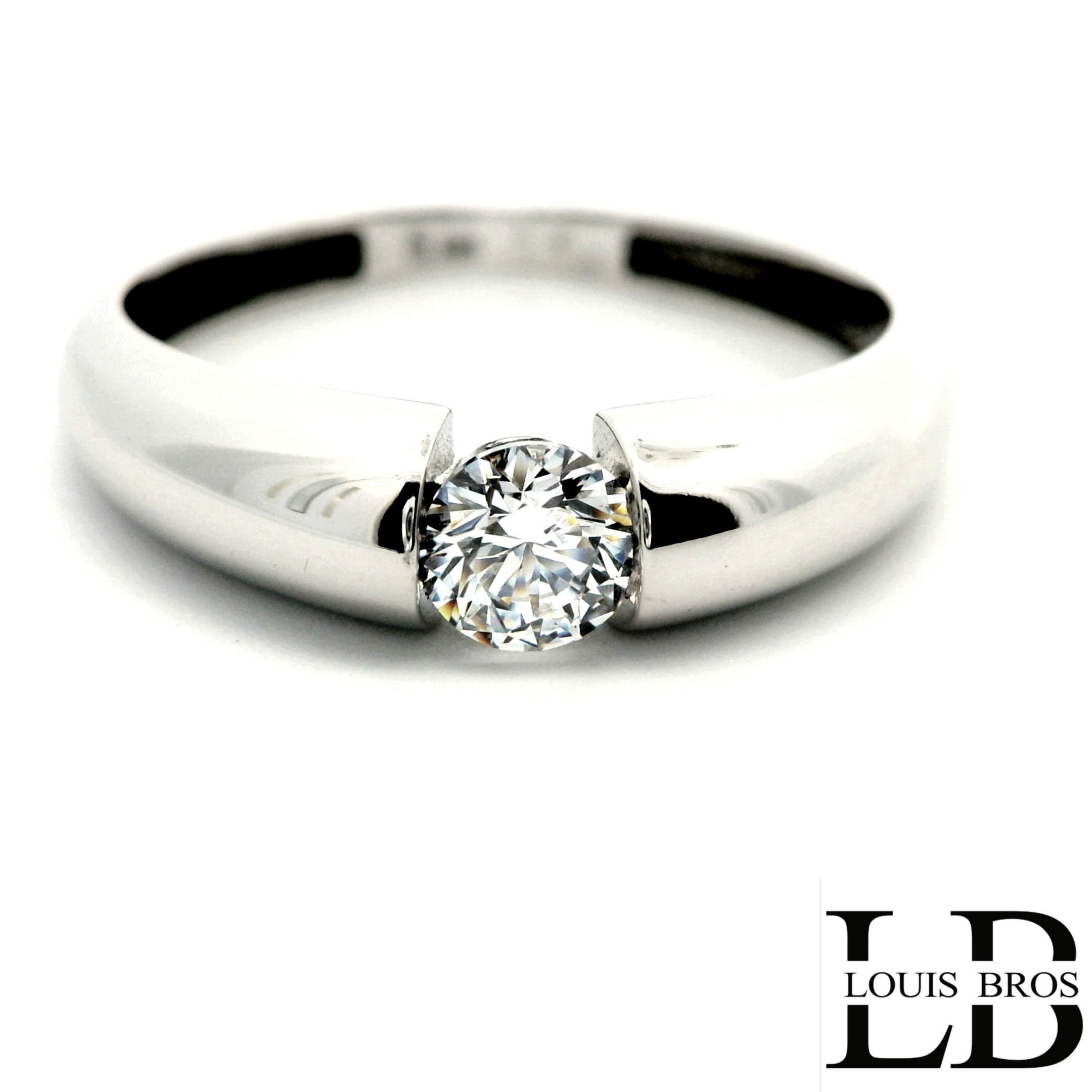 Deze stijlvolle ring is vervaardigd uit hoogwaardig 14 karaat witgoud (2.08 gr) en heeft een strak, modern ontwerp. In het midden schittert een prachtig geslepen zirkonia, die elegant wordt omsloten door het vloeiend gevormde witgoud. De gladde afwerking en de subtiele spanningzetting geven de ring een luxe en eigentijdse uitstraling. Dankzij het tijdloze design is deze ring perfect als dagelijkse eyecatcher, maar ook bijzonder geschikt voor speciale momenten. Een verfijnd sieraad dat klasse en elegantie uitstraalt.
De ring is verkrijgbaar in meerdere afmetingen.