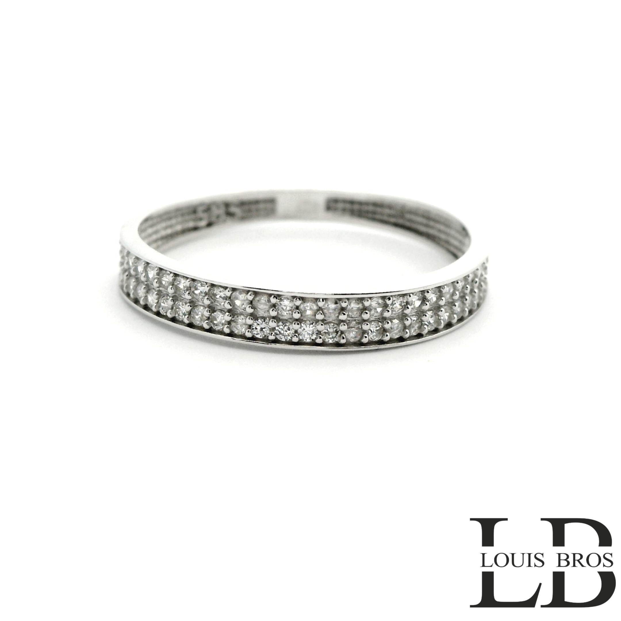 Deze 14 karaat witgouden ring (1.33 gr) heeft een stijlvolle en moderne uitstraling. De ring is verfijnd uitgevoerd en bezet met fonkelende zirkonia&rsquo;s die zorgen voor een heldere, luxe glans. Het koele witgoud accentueert de stenen op elegante wijze en geeft de ring een tijdloos karakter. Een prachtig sieraad dat zowel dagelijks als bij speciale gelegenheden gedragen kan worden.
De ring is verkrijgbaar in meerdere afmetingen.