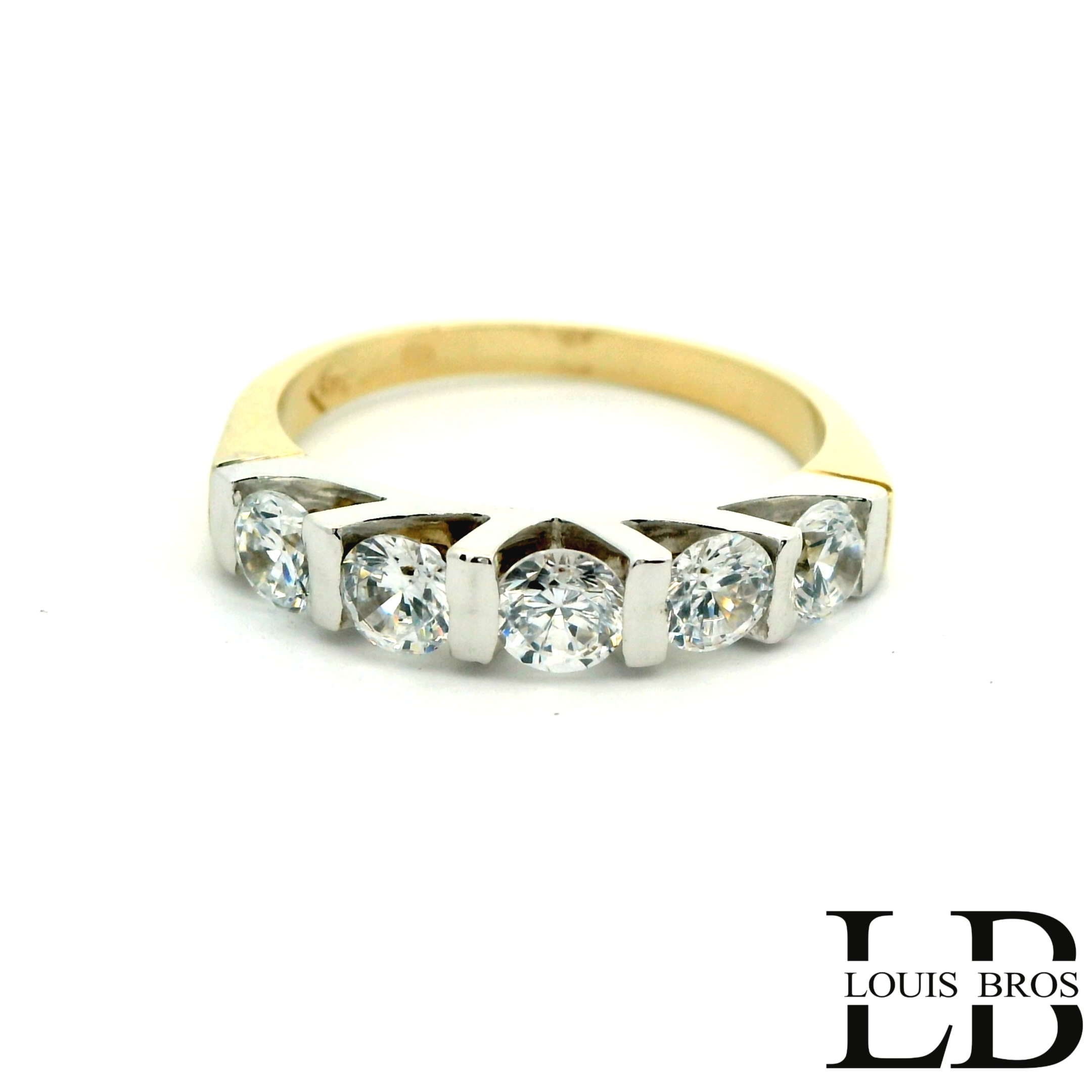 Deze prachtige bicolor ring van 14 karaat goud (3.57 gr) combineert het beste van twee werelden: het warme geelgoud en het elegante witgoud. De subtiele samensmelting van beide kleuren zorgt voor een tijdloze en moderne uitstraling. In het midden schitteren fijn gezette zirkonias, die de ring een luxueuze glans en verfijnde uitstraling geven.

Dankzij het stijlvolle ontwerp is deze ring perfect te dragen bij elke gelegenheid &mdash; van dagelijks gebruik tot feestelijke momenten. Een juweel dat elegantie, klasse en vakmanschap in &eacute;&eacute;n ontwerp verenigt.

Kenmerken:

Materiaal: 14 karaat bicolor goud (geelgoud & witgoud)

Steensoort: Zirkonias

Afwerking: Glanzend & verfijnd gezet

Stijl: Elegant, tijdloos, modern

Merk: Louis Bros.
De ring is verkrijgbaar in meerdere afmetingen.