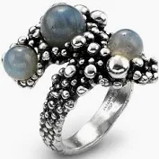 With its innovative and elegant design, this burnished silver and labradorite ring is a must-have piece of jewellery for the woman who loves the night sky dotted with stars. Elegant and mysterious, it perfectly represents the luminous allure of the Milky Way collection.