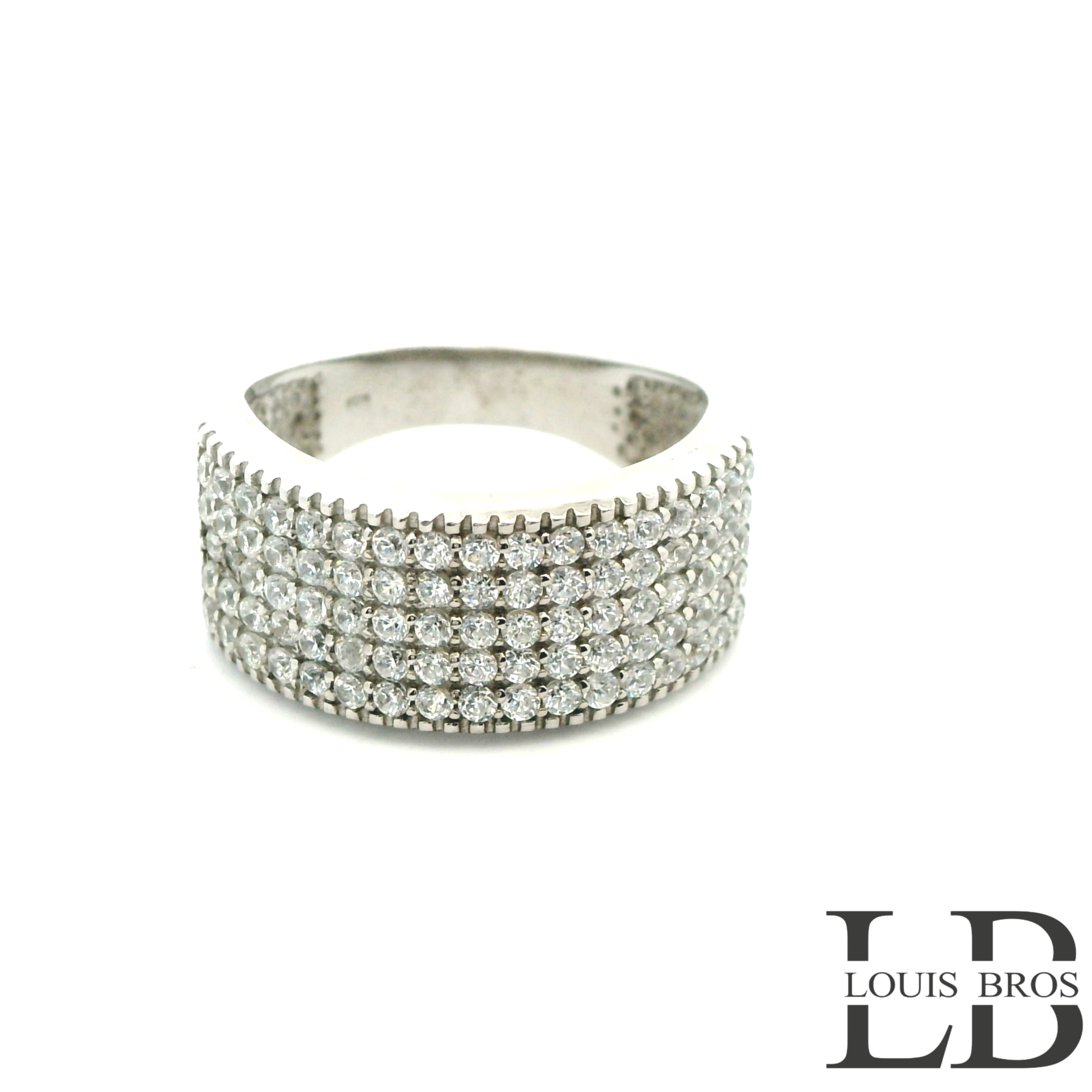 Deze 14 karaat witgouden ring (5.80 gr) heeft een stijlvolle en moderne uitstraling. De ring is verfijnd uitgevoerd en bezet met fonkelende zirkonia&rsquo;s die zorgen voor een heldere, luxe glans. Het koele witgoud accentueert de stenen op elegante wijze en geeft de ring een tijdloos karakter. Een prachtig sieraad dat zowel dagelijks als bij speciale gelegenheden gedragen kan worden.
De ring is verkrijgbaar in meerdere afmetingen.