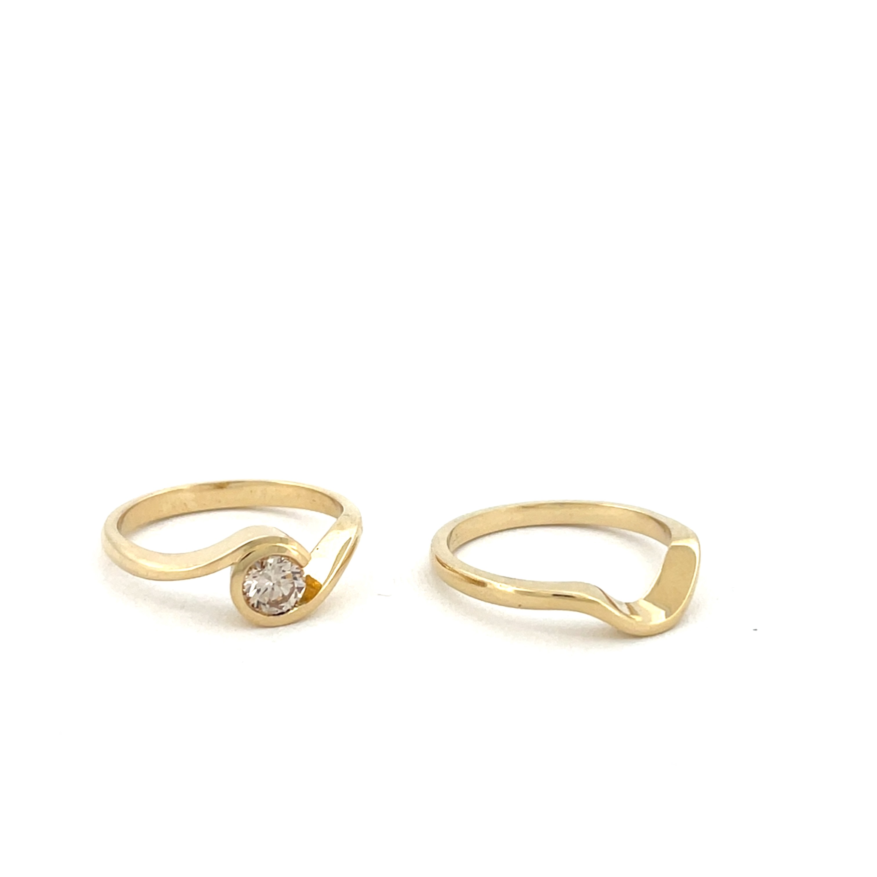 Deze sierlijke gouden ring bestaat uit twee afzonderlijke delen die samenkomen tot &eacute;&eacute;n vloeiend geheel. Los van elkaar hebben ze hun eigen vorm en karakter, maar pas samen vertellen ze het volledige verhaal: verbondenheid, balans en eenheid.
Twee gouden vormen die elkaar aanvullen en versterken, twee delen die precies passen en samen meer zijn dan afzonderlijk.

Maak een afspraak en kom deze ring passen! Of bestel haar gelijk, dan sturen we deze mooi verpakt naar je toe.