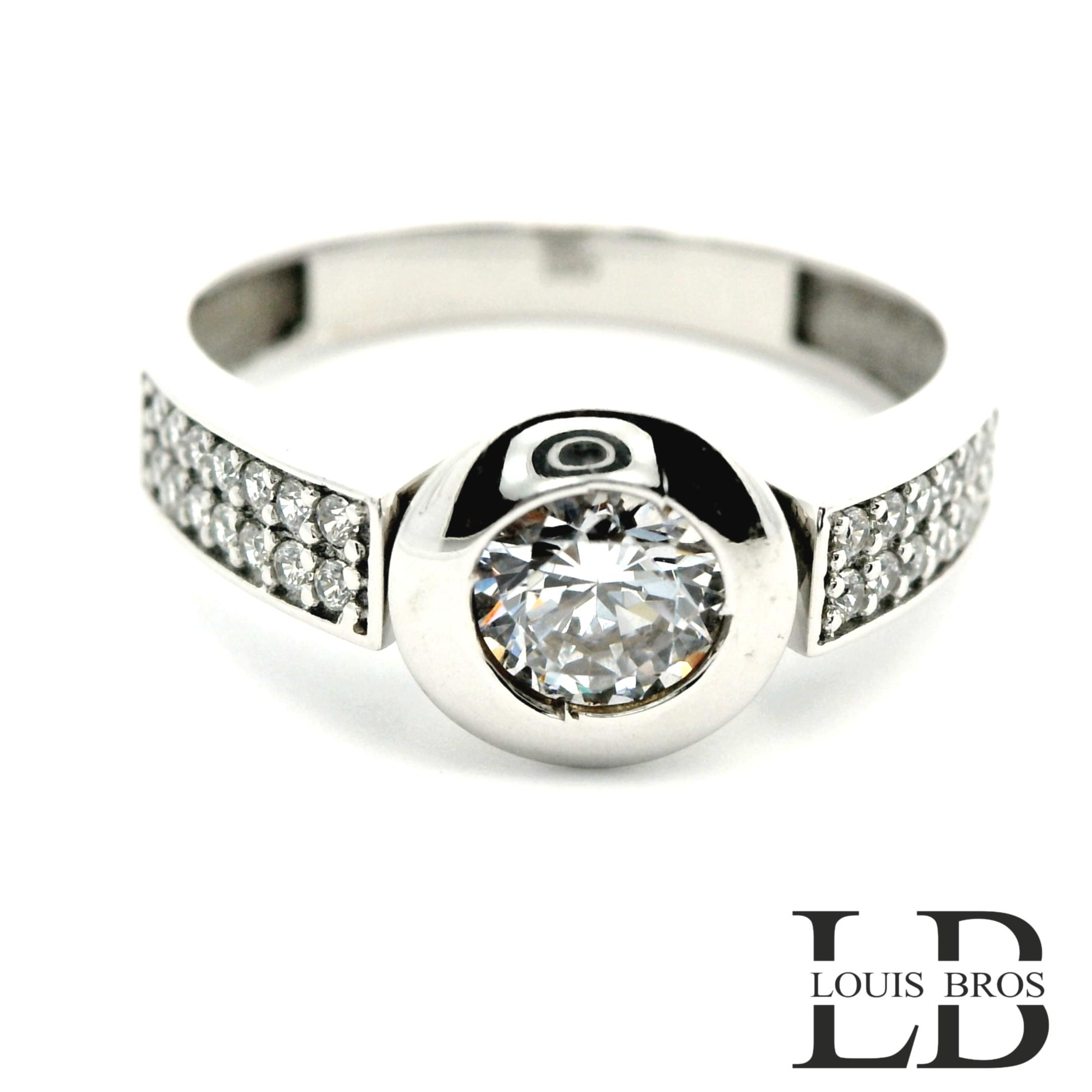 Deze 14 karaat witgouden ring (2.89 gr) heeft een stijlvolle en moderne uitstraling. De ring is verfijnd uitgevoerd en bezet met fonkelende zirkonia&rsquo;s die zorgen voor een heldere, luxe glans. Het koele witgoud accentueert de stenen op elegante wijze en geeft de ring een tijdloos karakter. Een prachtig sieraad dat zowel dagelijks als bij speciale gelegenheden gedragen kan worden.
De ring is verkrijgbaar in meerdere afmetingen.