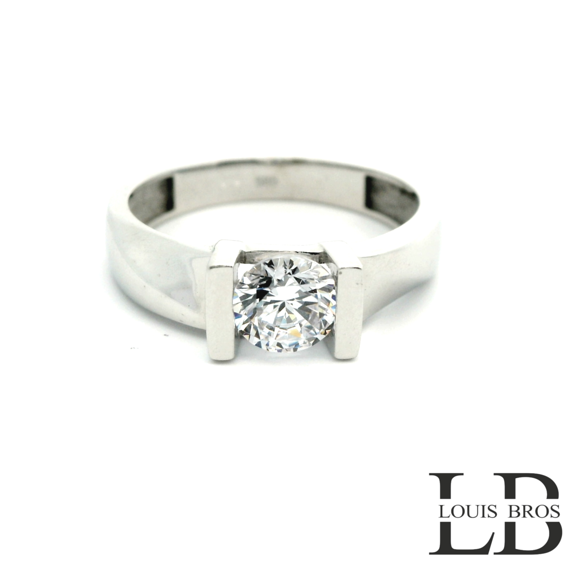 Deze stijlvolle ring is vervaardigd uit hoogwaardig 14 karaat witgoud (2.68 gr) en heeft een strak, modern ontwerp. In het midden schittert een prachtig geslepen zirkonia, die elegant wordt omsloten door het vloeiend gevormde witgoud. De gladde afwerking en de subtiele spanningzetting geven de ring een luxe en eigentijdse uitstraling. Dankzij het tijdloze design is deze ring perfect als dagelijkse eyecatcher, maar ook bijzonder geschikt voor speciale momenten. Een verfijnd sieraad dat klasse en elegantie uitstraalt.
De ring is verkrijgbaar in meerdere afmetingen.