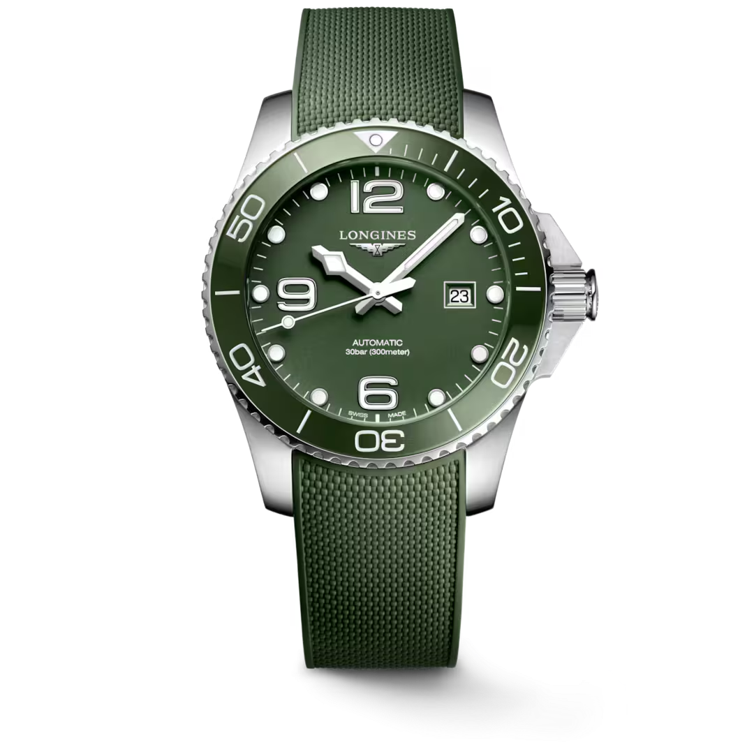 De Longines HydroConquest Ceramic L37824069 is een hoogwaardige polshorloge met een roestvrijstalen kast en saffierglas. Het beschikt over automatische Zwitserse beweging, een analoge wijzerplaat met Arabische indexen en een groene wijzerplaat. Waterbestendig tot 30 ATM, antiallergisch en met een rubberen band. Perfect voor dagelijks gebruik en actieve avonturen. Draag hem met vertrouwen en stijl!