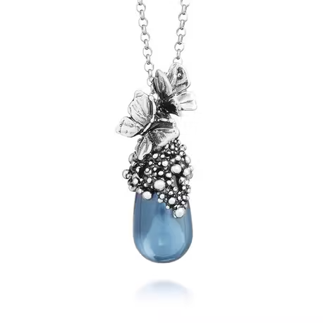 The Butterfly Drop Pendant is born from a remarkable encounter between the crystal Droplet in a delicate shade of cyan blue and the silver decoration, created using lost-wax casting, which gracefully reproduces the flight of elegant butterflies. The creation is finished with a 45 cm diamond-dressed sterling silver rol&ograve; chain, which enhances its brightness and refinement. Handmade in-house.