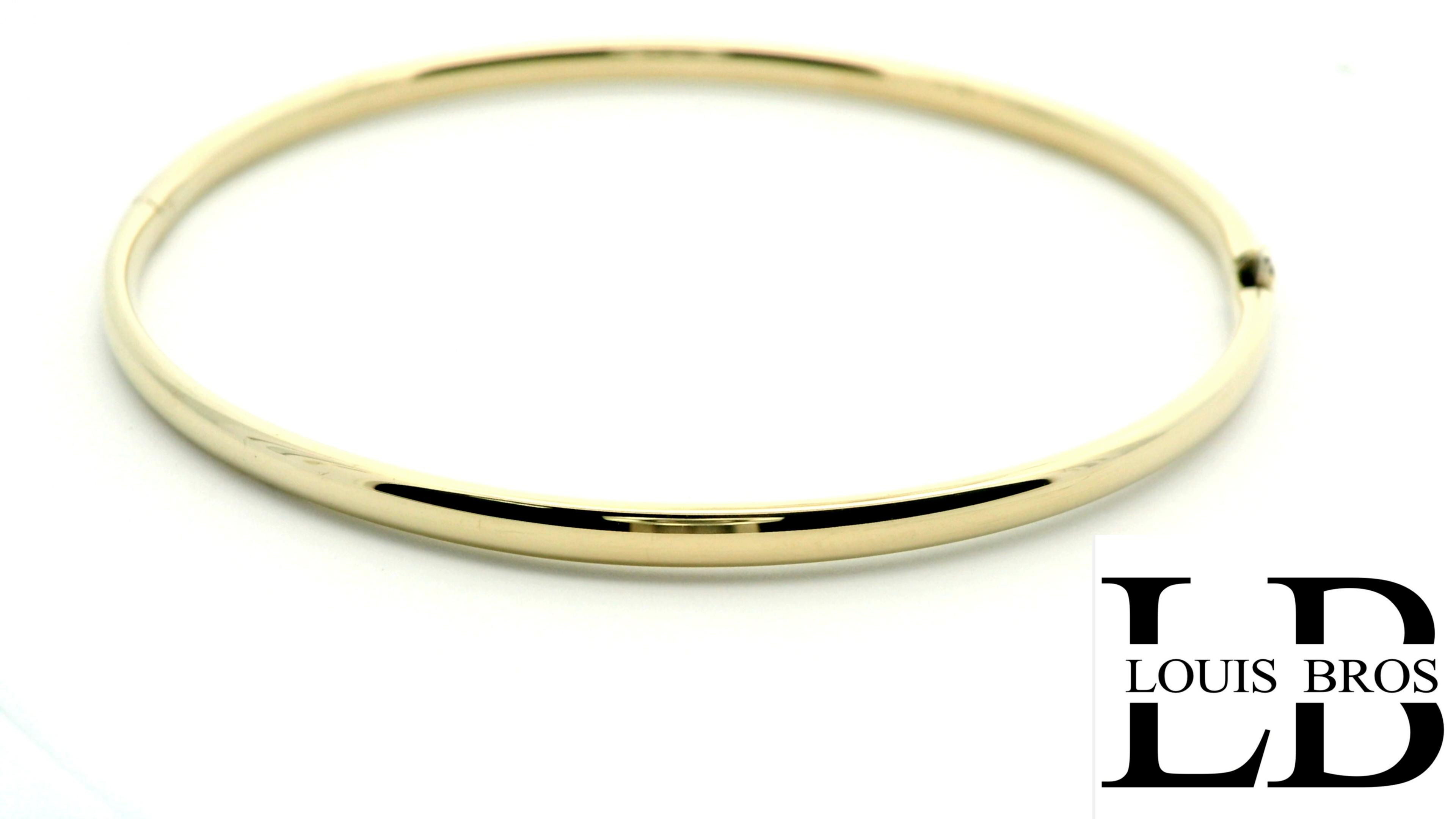 Deze prachtige 14-karaat geelgouden bangle (5.77 gr) straalt pure eenvoud en luxe uit. Met zijn gladde, gepolijste afwerking vangt hij het licht op een betoverende manier, waardoor een stralende glans ontstaat die elke look verrijkt. Het minimalistische en verfijnde design maakt deze armband een tijdloos sieraad dat moeiteloos past bij elke stijl, van klassiek tot modern.
Gemaakt van hoogwaardig 18-karaat goud, biedt deze bangle niet alleen een luxueuze uitstraling, maar ook duurzaamheid en comfort voor dagelijks gebruik. Draag hem solo voor een subtiele elegantie of combineer hem met andere sieraden voor een gelaagde, chique look.
Een perfecte keuze voor wie op zoek is naar een stijlvol en tijdloos accessoire. 