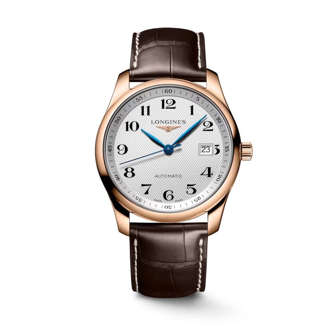 De Longines Master Collection L27938783 is een verfijnd horloge met een automatisch Zwitsers uurwerk, een ros&eacute;goudkleurige ronde kast van goud met saffierglas, en een bruine krokodillen lerenband. Het heeft een analoge weergave, datumfunctie en is anti-allergeen. Draag het bij formele gelegenheden voor een elegante en tijdloze uitstraling.