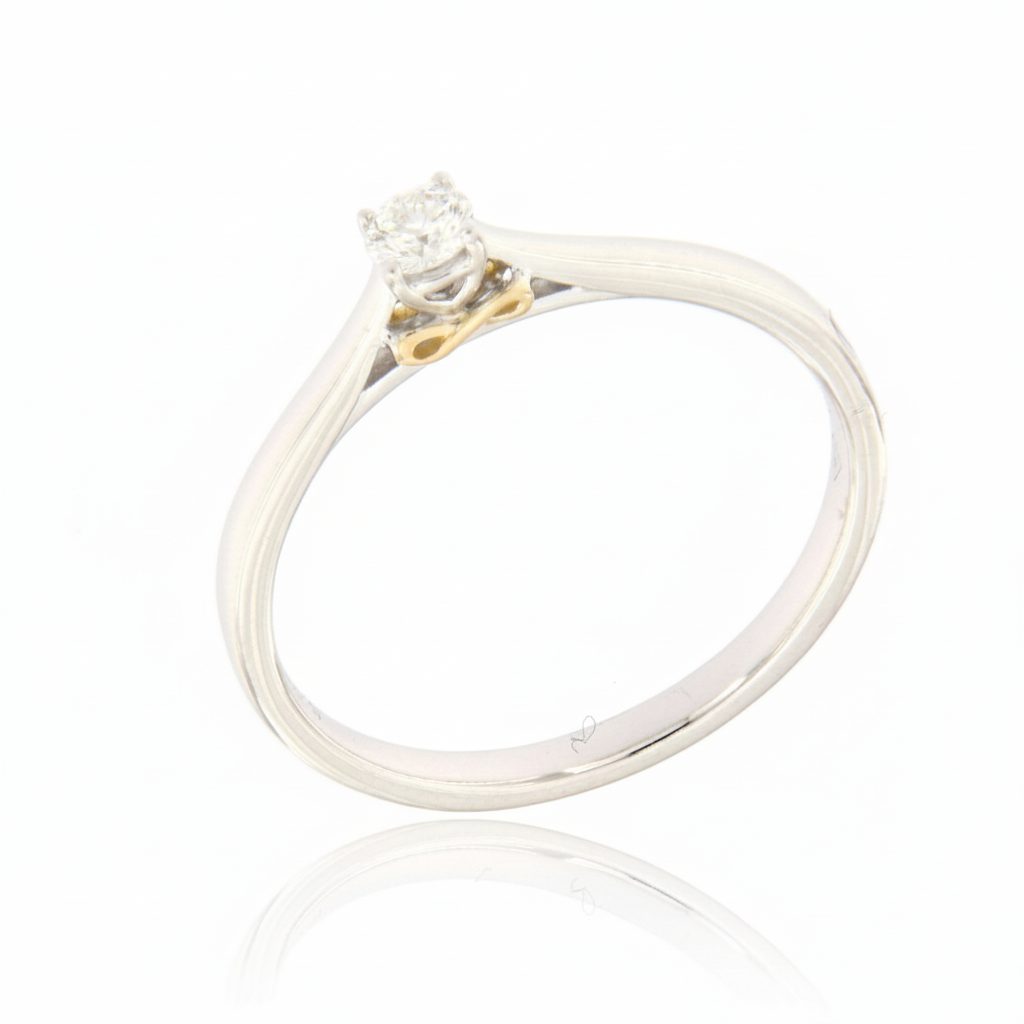 18kt witgouden verlovingsring met briljant van 0.12ct leuk detail: het geelgouden infinity tekentje op de zijkant van de zetting