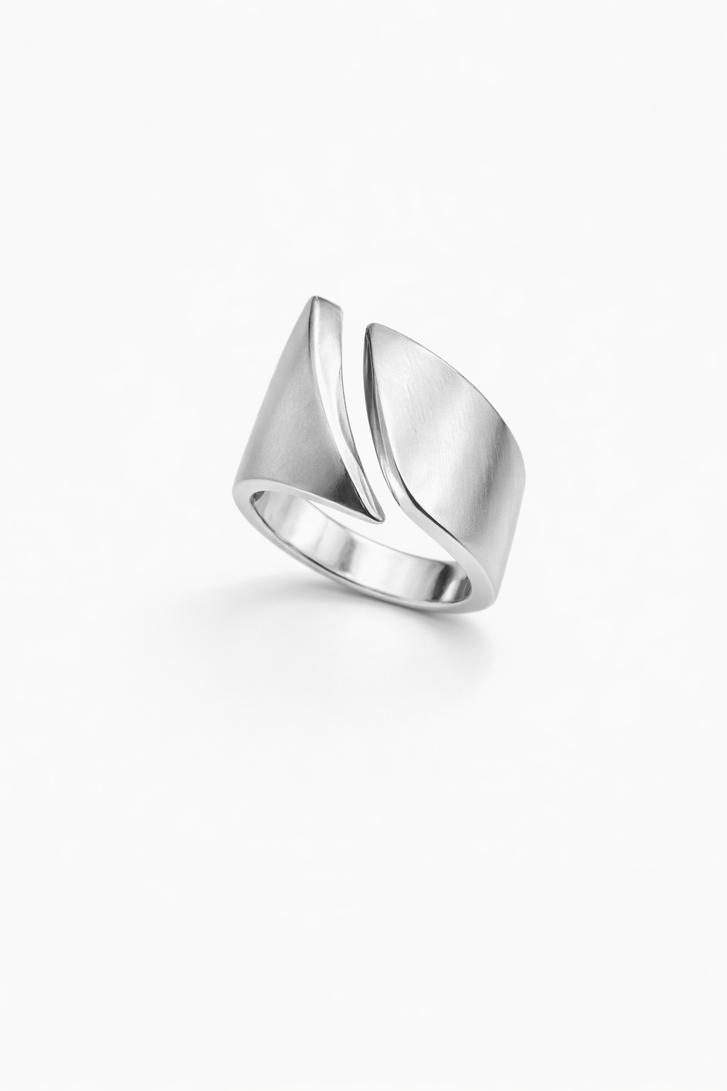 Strakke stijlvolle ring in massief zilver