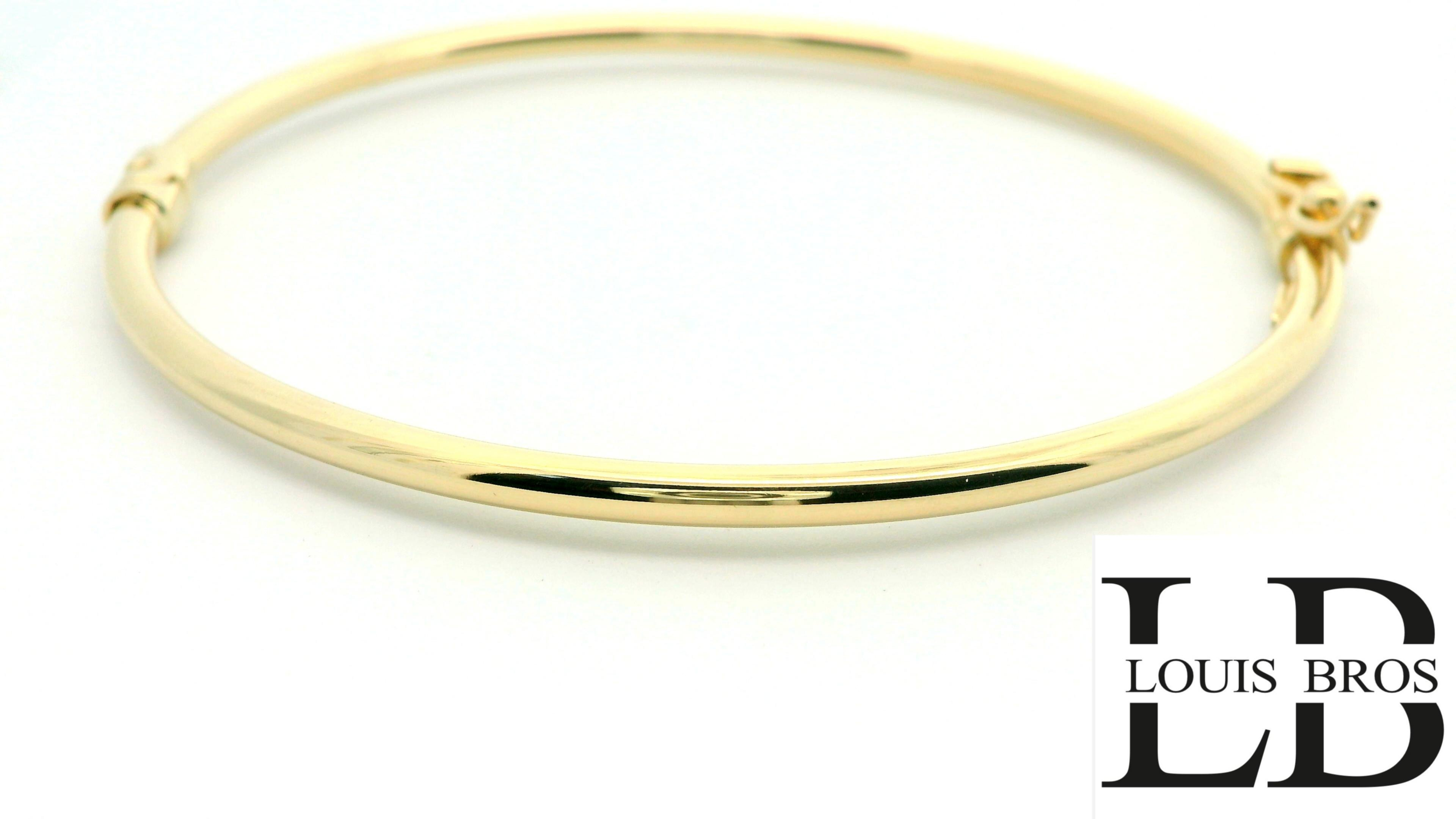 Deze bangle van Louis Bros is vervaardigd uit 14 karaat geelgoud (3.14 gr) . De armband heeft een breedte van 2.5 mm en een dikte van 2.5 mm. 
Deze tijdloze bangle is een elegant en veelzijdig sieraad dat nooit uit de mode raakt. Met zijn minimalistische ontwerp en strakke lijnen straalt een gouden bangle een subtiele luxe uit. Het warme, glanzende goud past bij elke outfit en gelegenheid, van casual tot formeel. Deze bangle is vaak een symbool van verfijnde smaak en blijvende schoonheid. Bovendien kan een gouden bangle gemakkelijk worden gestapeld met andere armbanden voor een moderne en persoonlijke touch. Het is een investering in stijl, die generaties lang gekoesterd kan worden.
