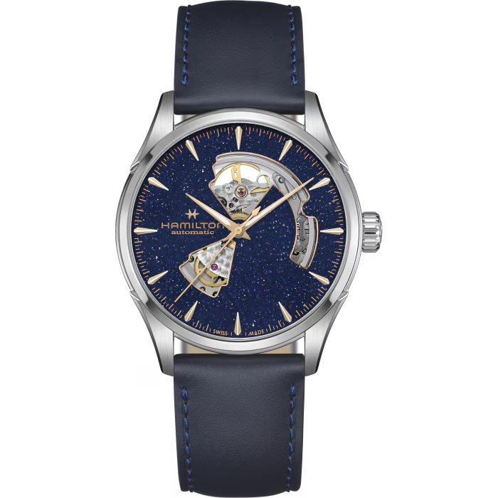 De Hamilton Jazzmaster Open Heart 42mm, modelnummer H32705640, heeft een automatische Zwitserse beweging met een blauw leren bandje en analoge weergave. De kast van roestvrij staal is zilverkleurig met een saffiercoating en een blauwe wijzerplaat. Waterbestendig tot 50 meter. Perfect voor formele en casual gelegenheden. Draag het met vertrouwen als pronkstuk aan de pols.