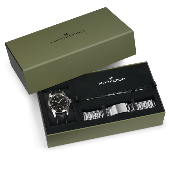 De Hamilton Khaki Field Murph 42mm Set Horlogebanden, modelnummer H70605732, biedt een klassieke en robuuste uitstraling, ge&iuml;nspireerd door militaire horloges. De stijlvolle set verwisselbare banden zorgt voor veelzijdigheid. Dit horloge is perfect voor dagelijks gebruik of formele gelegenheden. Draag het met casual kleding voor een avontuurlijke look of met een pak voor een elegante finishing touch.