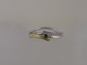 Der Ring Modellnummer 25-405/56, Kategorie Schmuck, ist eine elegante Wahl aus der Kategorie der Juwelen. Mit einer Gr&ouml;&szlig;e von 56 passt er perfekt auf traditionelle Ringfinger. Tragen Sie ihn zu besonderen Anl&auml;ssen oder allt&auml;glich f&uuml;r einen Hauch von Eleganz. Ideal, um Ihren Stil zu betonen und Ihre Pers&ouml;nlichkeit auszudr&uuml;cken. Perfekt kombinierbar mit anderen Schmuckst&uuml;cken.