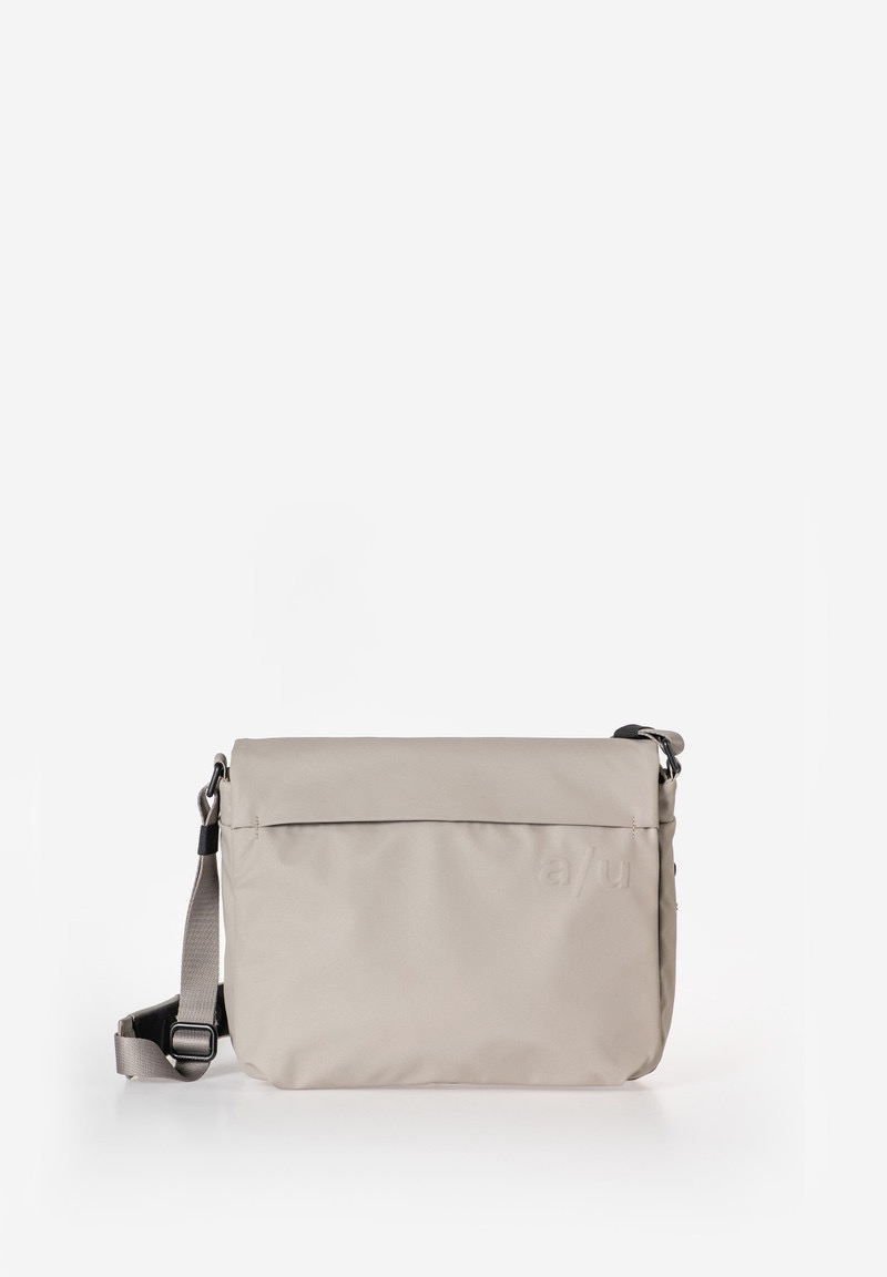 a/u by aunts & uncles &ndash; Schoudertas AOKI RE LITE | driftwood
De AOKI RE LITE schoudertas van a/u by aunts & uncles combineert een speels, puffig design met praktische functionaliteit. Deze regenbestendige crossbodytas is gemaakt van lichtgewicht gerecycled nylon en biedt overzichtelijke opbergruimte in een compacte, knautschige vorm. Perfect voor dagelijks gebruik, stadswandelingen of onderweg naar werk en studie.
Het hoofdvak met tweewegrits biedt voldoende ruimte voor al je dagelijkse essentials. Dankzij meerdere ritsvakken &ndash; zowel aan de binnen- als buitenzijde &ndash; heb je belangrijke spullen altijd snel bij de hand. Met de uitbreidbare rits vergroot je het volume van de tas eenvoudig wanneer je extra ruimte nodig hebt.
De verstelbare schouderband met comfortabel schouderkussen zorgt voor prettig draagcomfort. De kleur driftwood geeft de tas een rustige, moderne uitstraling die moeiteloos te combineren is. Als onderdeel van de Japan RE lite-collectie staat de Aoki RE lite voor duurzaam, licht en stijlvol design.
Voordelen op een rij
Gemaakt van gerecycled nylon
Lichtgewicht en waterafstotend
Overzichtelijke indeling met meerdere ritsvakken
Uitbreidbaar volume dankzij rondom lopende rits
Comfortabele, verstelbare schouderband
Ideaal als crossbodytas of schoudertas voor dagelijks gebruik
Details
Overslag met magneetsluitingen
Ritsvak in de overslag
Hoofdvak met tweewegrits onder de overslag
Ritsvak aan de voorzijde onder de overslag
Ritsvak aan de achterzijde
Ritsvak aan de binnenzijde
Gevoerd tabletvak
Steekvak binnenin, bijvoorbeeld voor smartphone
Sleutelband
Tasvolume uitbreidbaar via rondlopende rits
Specificaties
Kleur: driftwood
Gewicht: 0,55 kg
Afmetingen: ca. 28 &times; 8&ndash;11 &times; 23 cm
Collectie: Japan RE lite