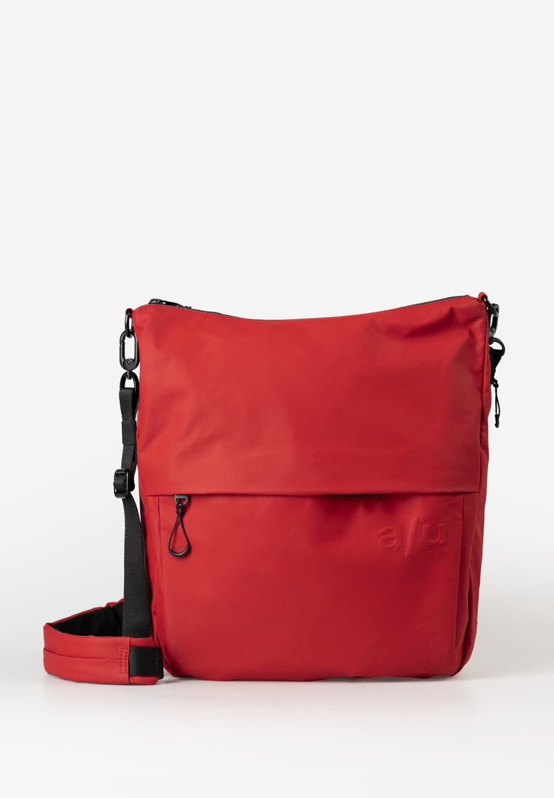 a/u by aunts & uncles &ndash; Crossbodytas TODORI RE LITE | red
De TODORI RE LITE crossbodytas van a/u by aunts & uncles is lichtgewicht, knuffig en verrassend ruim. Deze moderne tas is gemaakt van robuust gerecycled nylon en combineert een compact formaat met slimme, overzichtelijke opbergruimte. Ideaal voor dagelijks gebruik, een dagje stad of onderweg naar werk en vrije tijd.
Het hoofdvak met rits biedt voldoende plaats voor je dagelijkse essentials en kan dankzij de uitbreidbare rits eenvoudig in volume worden vergroot. Voor spullen die je snel bij de hand wilt hebben, beschikt de tas over meerdere ritsvakken aan de voor- en achterzijde. Binnenin zorgen een ritsvak, een steekvak voor je smartphone en een sleutelband voor extra overzicht.
De verstelbare schouderband met zacht schouderkussen zorgt voor optimaal draagcomfort. De kleur black geeft de Todori RE lite een tijdloze, sportieve uitstraling. Als onderdeel van de Japan RE lite-collectie staat deze crossbodybag voor duurzaam, licht en functioneel design.
Voordelen op een rij
Gemaakt van duurzaam gerecycled nylon
Lichtgewicht en waterafstotend
Compact maar verrassend ruim
Uitbreidbaar volume met rondom lopende rits
Comfortabele, verstelbare schouderband
Perfect als crossbodytas voor dagelijks gebruik
Details
Hoofdvak met rits
Opgezette voorzak met verborgen rits
Ritsvak aan de achterzijde
Ritsvak aan de binnenzijde
Steekvak binnenin, bijvoorbeeld voor smartphone
Sleutelband
Tasvolume uitbreidbaar via rondlopende rits
a/u reli&euml;f-logo
Verstelbare schouderband met schouderpolster
Slijtvast voeringmateriaal van gerecycled nylon
Specificaties
Kleur: black
Gewicht: 0,46 kg
Afmetingen: ca. 34 &times; 19 &times; 35 cm
Collectie: Japan RE lite