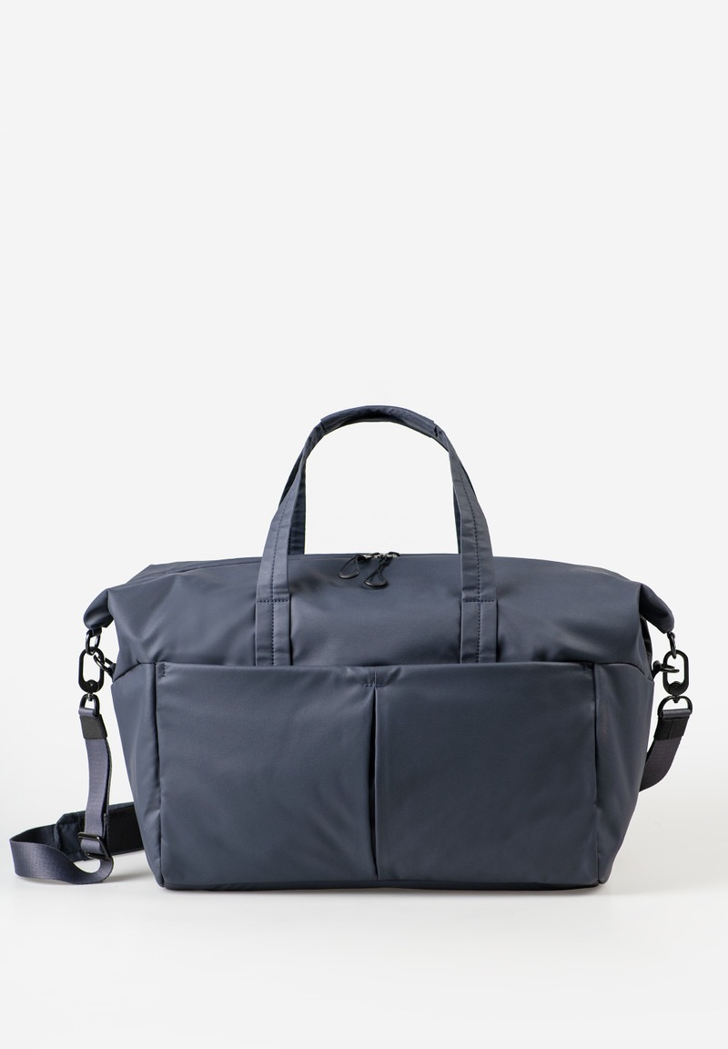 a/u by aunts & uncles &ndash; Crossbodytas TODORI RE LITE | Outher Space
De TODORI RE LITE crossbodytas van a/u by aunts & uncles is lichtgewicht, knuffig en verrassend ruim. Deze moderne crossbodytas is gemaakt van robuust gerecycled nylon en combineert een compact formaat met slimme, overzichtelijke opbergruimte. Ideaal voor dagelijks gebruik, een dagje stad of onderweg naar werk en vrije tijd.
Het hoofdvak met rits biedt voldoende ruimte voor je dagelijkse essentials en kan dankzij de uitbreidbare rits eenvoudig in volume worden vergroot. Spullen die je snel bij de hand wilt hebben, berg je veilig op in de ritsvakken aan de voor- en achterzijde. Binnenin zorgen een ritsvak, een steekvak voor je smartphone en een sleutelband voor extra overzicht.
De verstelbare schouderband met zacht schouderkussen zorgt voor optimaal draagcomfort. De kleur black geeft de Todori RE lite een tijdloze en sportieve uitstraling. Als onderdeel van de Japan RE lite-collectie staat deze crossbodytas voor duurzaam, licht en functioneel design.
Voordelen op een rij
Gemaakt van duurzaam gerecycled nylon
Lichtgewicht en waterafstotend
Compact formaat met verrassend veel ruimte
Uitbreidbaar volume dankzij rondom lopende rits
Comfortabele, verstelbare schouderband
Ideaal als crossbodytas voor dagelijks gebruik
Details
Hoofdvak met rits
Opgezette voorzak met verborgen rits
Ritsvak aan de achterzijde
Ritsvak aan de binnenzijde
Steekvak binnenin, bijvoorbeeld voor smartphone
Sleutelband
Tasvolume uitbreidbaar via rondlopende rits
a/u reli&euml;f-logo
Verstelbare schouderband met schouderpolster
Slijtvast voeringmateriaal van gerecycled nylon
Specificaties
Kleur: Outher SpaceGewicht: 0,46 kg
Afmetingen: ca. 34 &times; 19 &times; 35 cm
Collectie: Japan RE lite