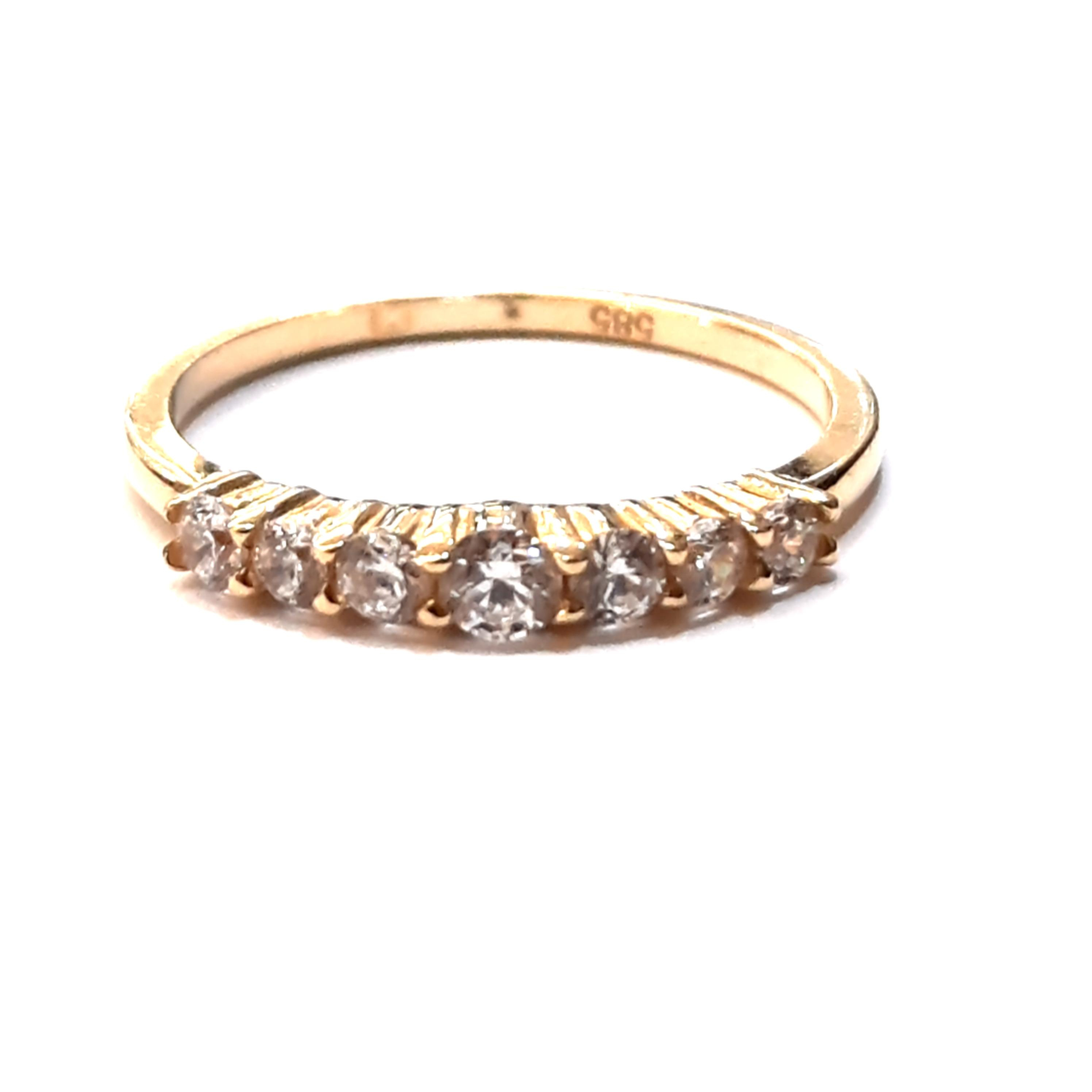De gouden ring, modelnummer BREA-0001685, is een prachtige 14-karaats gouden ring in maat 54. Gemaakt van glanzend goud, straalt deze ring luxe uit. De ring is goudkleurig en ideaal voor dagelijks gebruik of speciale gelegenheden. Deze elegante accessoire past perfect bij zowel casual als formele outfits en voegt een verfijnde touch toe.