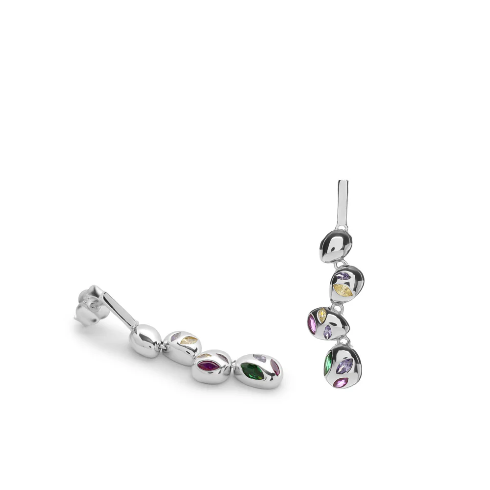 Zilveren oorstekers hangend