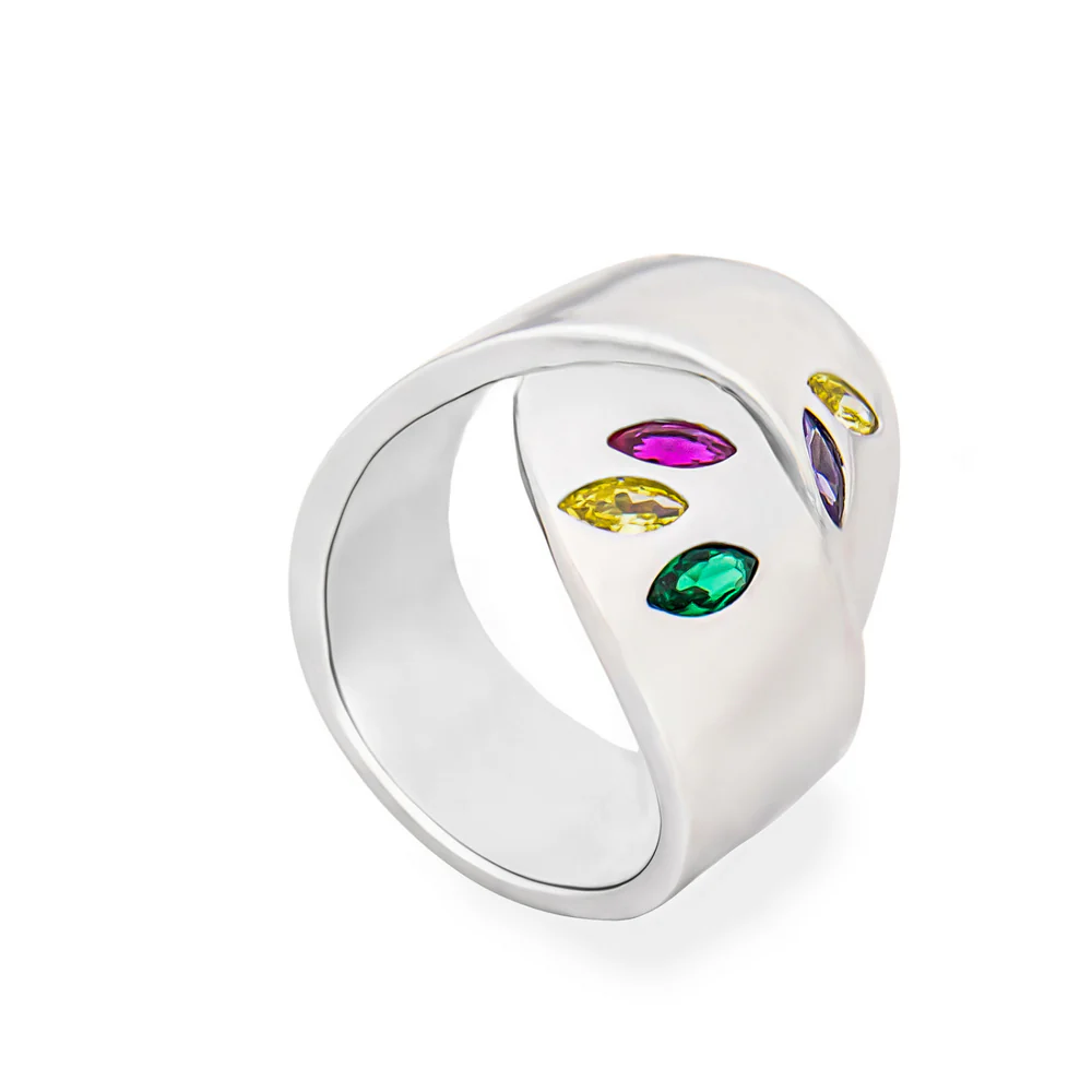 Zilveren brede ring met kleurstenen.