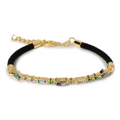 Verguld zilveren armband met een gevlochten zwart koord, versierd met steentjes in verschillende blauwtinten en maten. Een harmonieus en modern ontwerp dat elke outfit een frisse en elegante uitstraling geeft