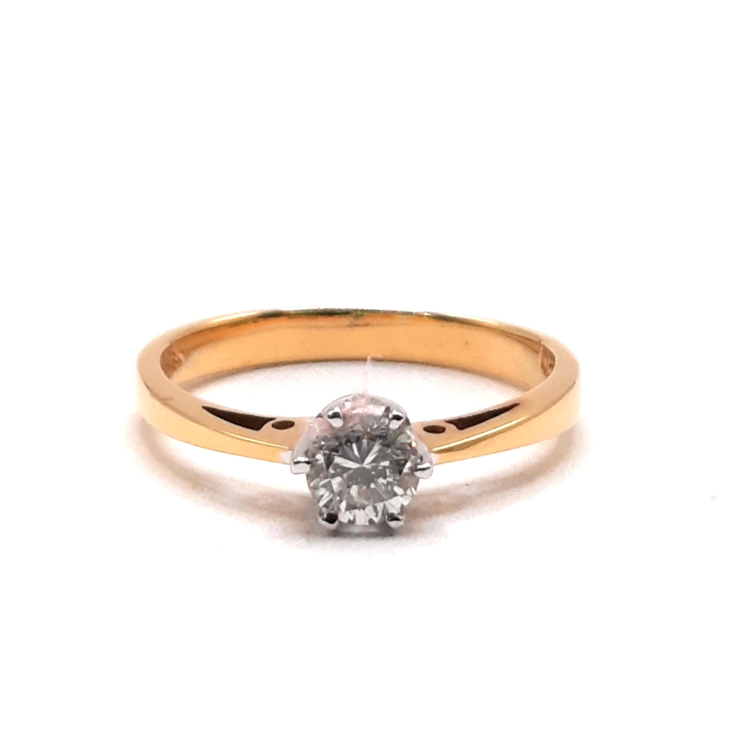 Deze prachtige verlovingsring, modelnummer 00002524, is een juweel van onge&euml;venaarde kwaliteit. Gemaakt van 18-karaats goud en voorzien van een briljant geslepen diamanten van SI1 zuiverheid en G-kleur. Perfect voor een verloving, maat 54. Draag deze elegante ring met trots bij speciale gelegenheden voor een tijdloze uitstraling.