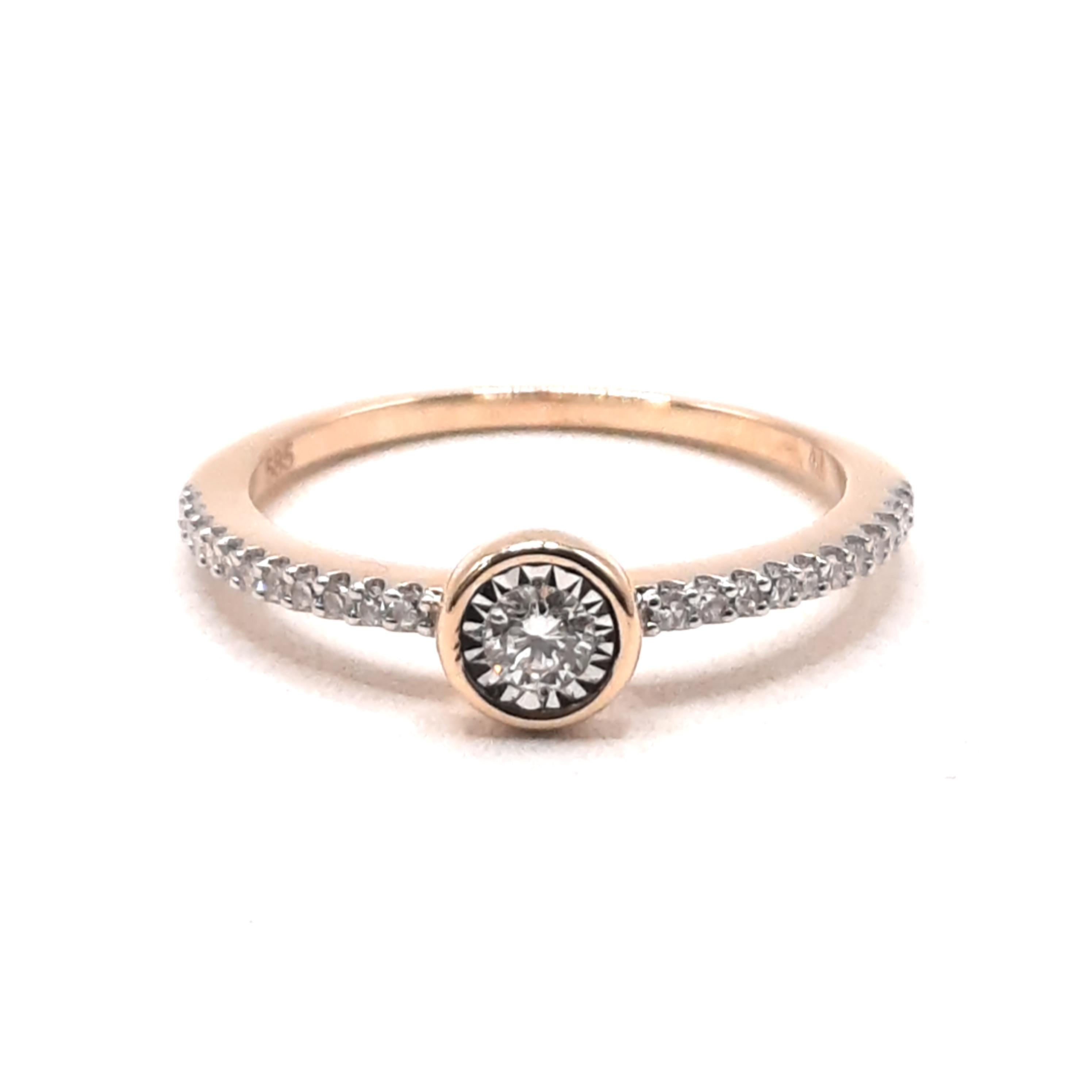 Deze prachtige ring is perfect als verlovingsring. Gemaakt van 14-karaats goud, straalt hij in goudkleur. De ringmaat is 54 en bevat 23 briljante diamanten van SI1-zuiverheid en G-kleur, wat voor een schitterende uitstraling zorgt. Draag deze ring bij speciale gelegenheden om de blijvende band van liefde en toewijding te symboliseren.