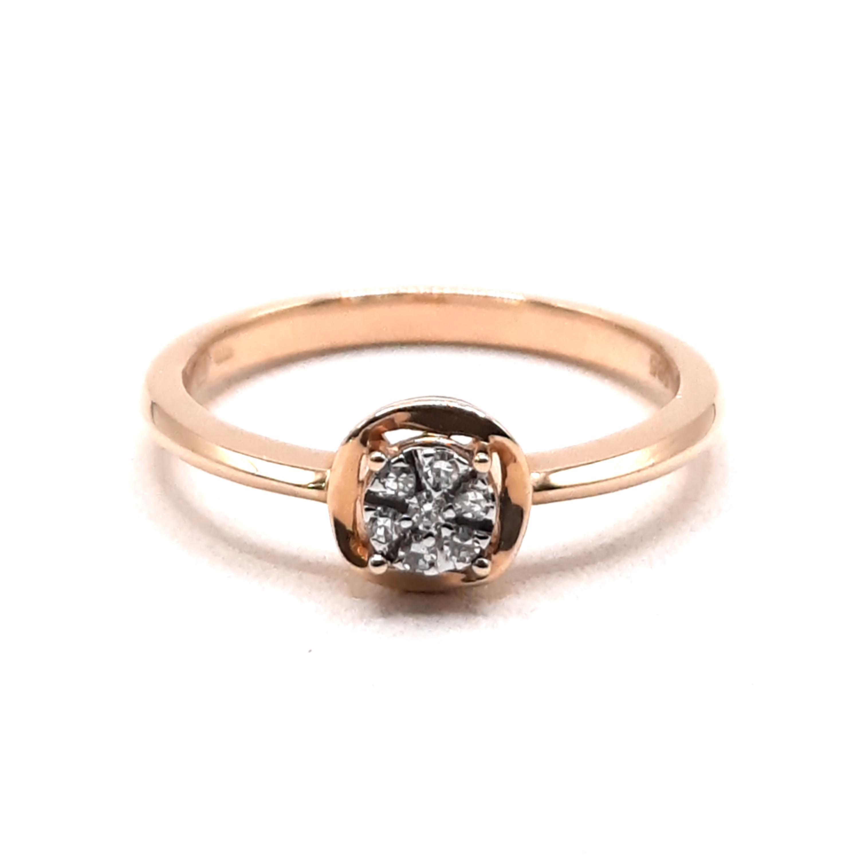 Deze prachtige verlovingsring van modelnummer 00002528 is gemaakt van 14-karaats goud en heeft een elegante gouden kleur. De ring beschikt over zeven briljantgeslepen diamanten van SI1-zuiverheid en G-kleur, wat zorgt voor een schitterende uitstraling. Draag deze ring als een symbool van liefde en toewijding tijdens een huwelijksaanzoek. Perfect voor elke romantische gelegenheid.
