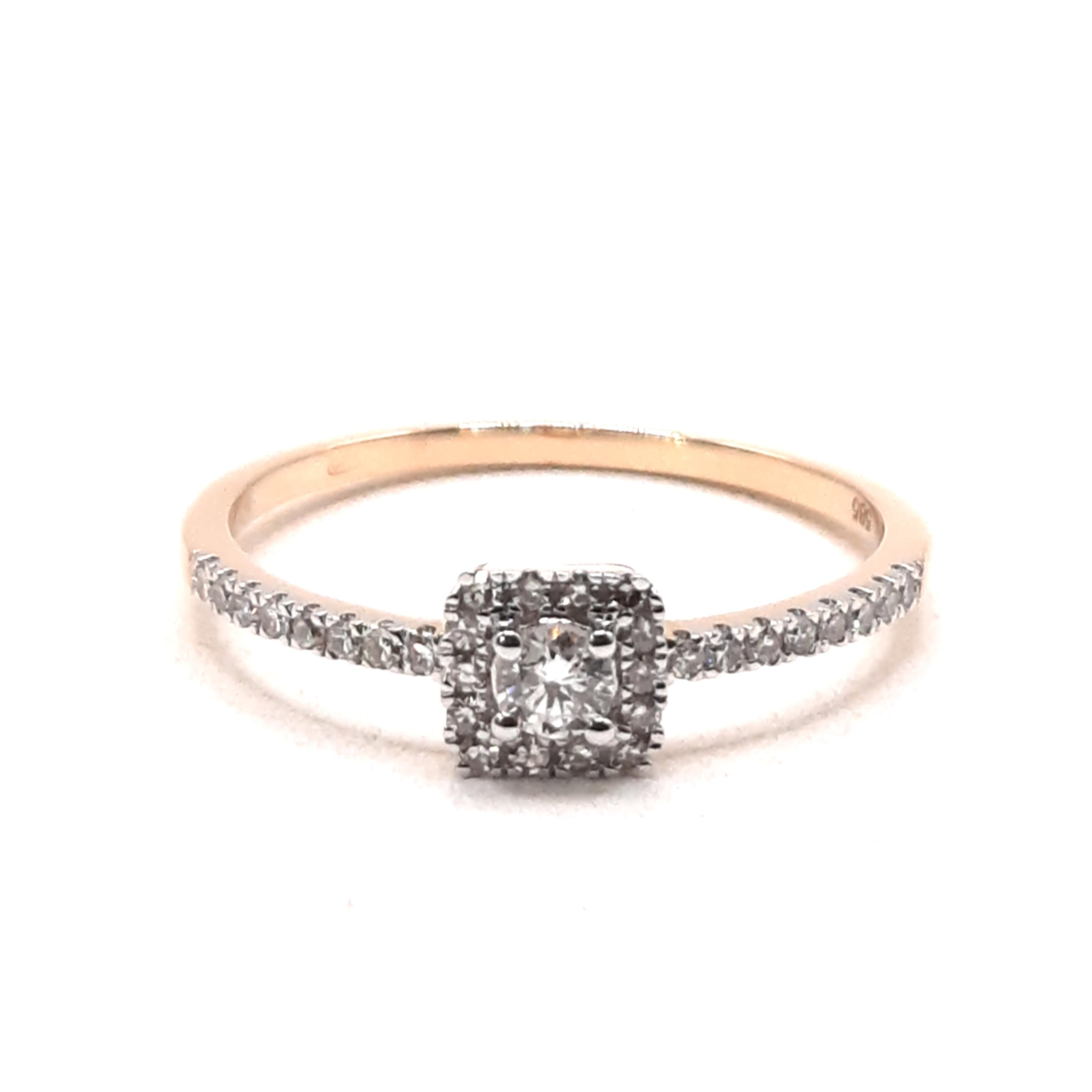 Deze prachtige verlovingsring van modelnummer 00002529 is vervaardigd uit 14-karaats goud en heeft een elegante goudkleurige afwerking. De ring is versierd met 30 briljant geslepen diamanten van SI1-zuiverheid en G-kleur. Draag deze verfijnde ring als een tijdloos symbool van liefde en toewijding. Perfect voor een onvergetelijk aanzoek.