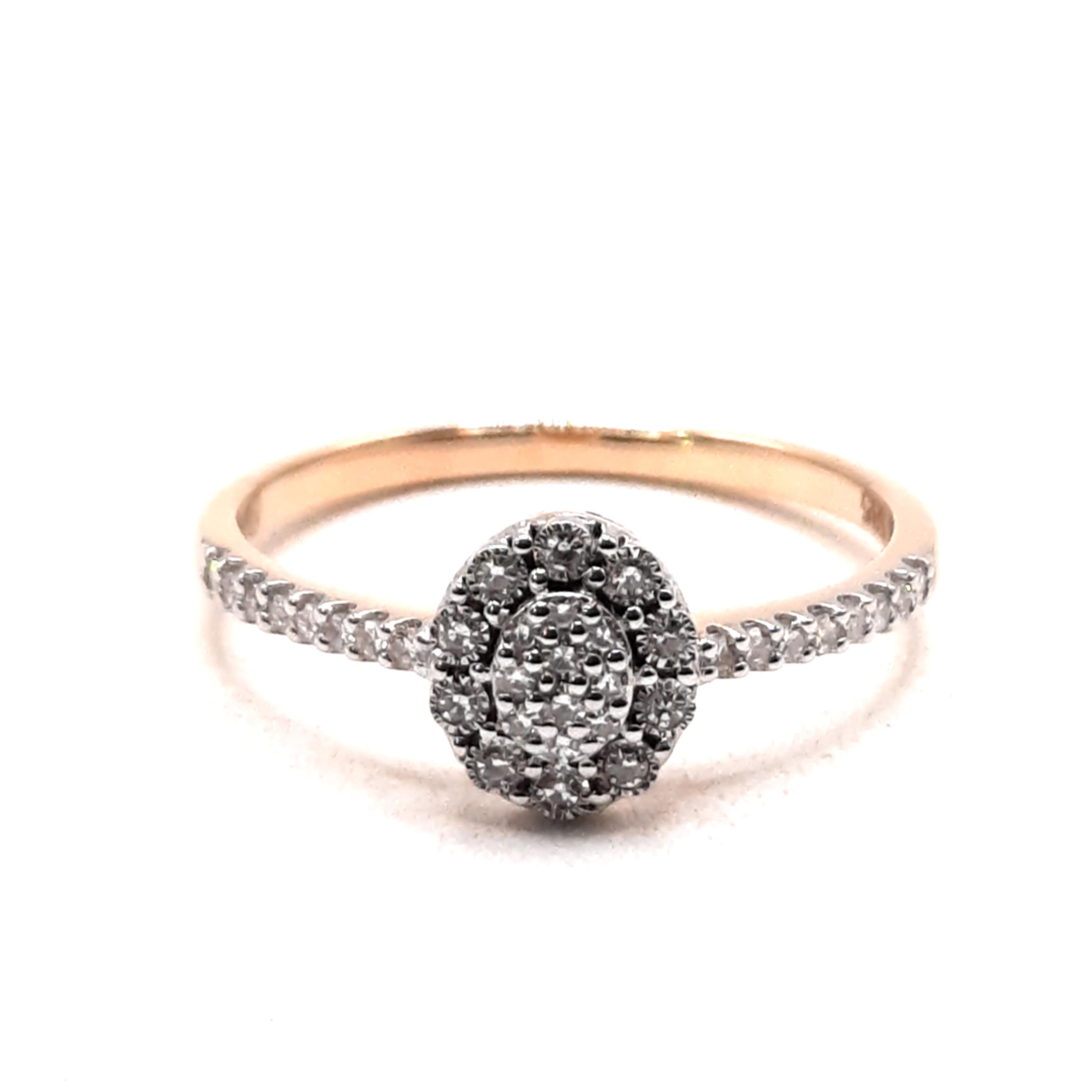 Deze prachtige gouden verlovingsring, met modelnummer 00002530, is verfraaid met 34 briljant geslepen diamanten van SI1-zuiverheid en G-kleur (Top Wesselton). Gemaakt van 14-karaats goud, straalt hij elegantie uit. Perfect voor een verloving, draag deze ring om de liefde te vieren op een stijlvolle en betekenisvolle manier.