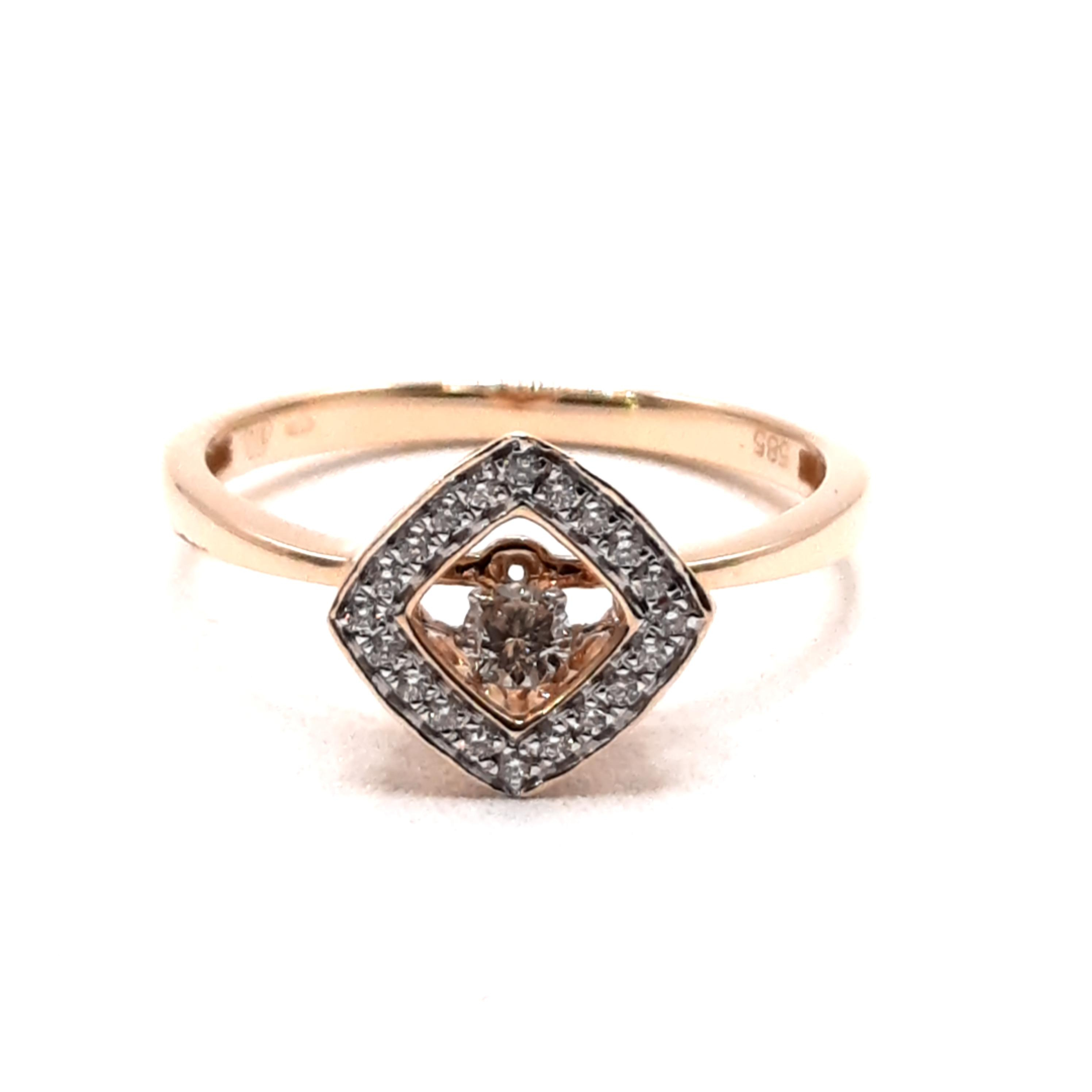 Deze prachtige ring, modelnummer 00002531, is een verfijnd sieraad uit de JEWEL-categorie. De 14-karaats gouden ring, maat 55, is versierd met 21 briljant geslepen diamanten met SI1 zuiverheid en een G-kleur. Ideaal voor bijzondere gelegenheden of dagelijks gebruik voor een vleugje elegante luxe. Perfect te combineren met complementaire sieraden.