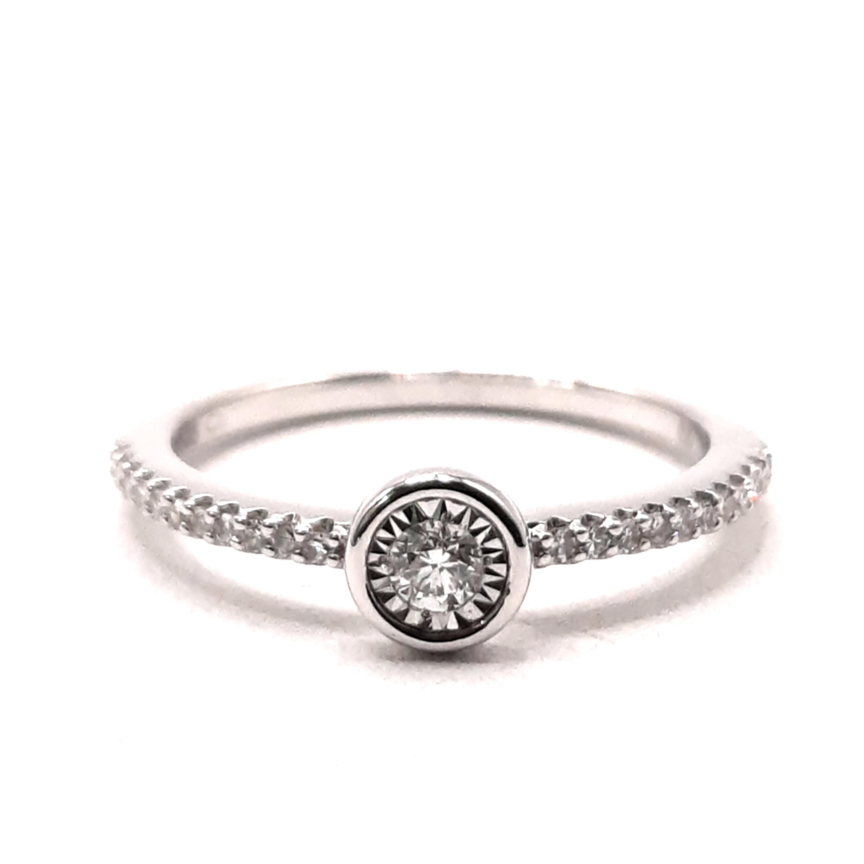 Dit product met modelnummer 0002532 is een prachtige verlovingsring, gemaakt van 14 karaat witgoud en versierd met 23 briljantgeslepen diamanten van SI1 zuiverheid en G-kleur (fijn wit Top Wesselton). Perfect voor een huwelijksaanzoek of speciale gelegenheden. Draag deze ring op bijzondere momenten voor een elegante en stralende uitstraling.