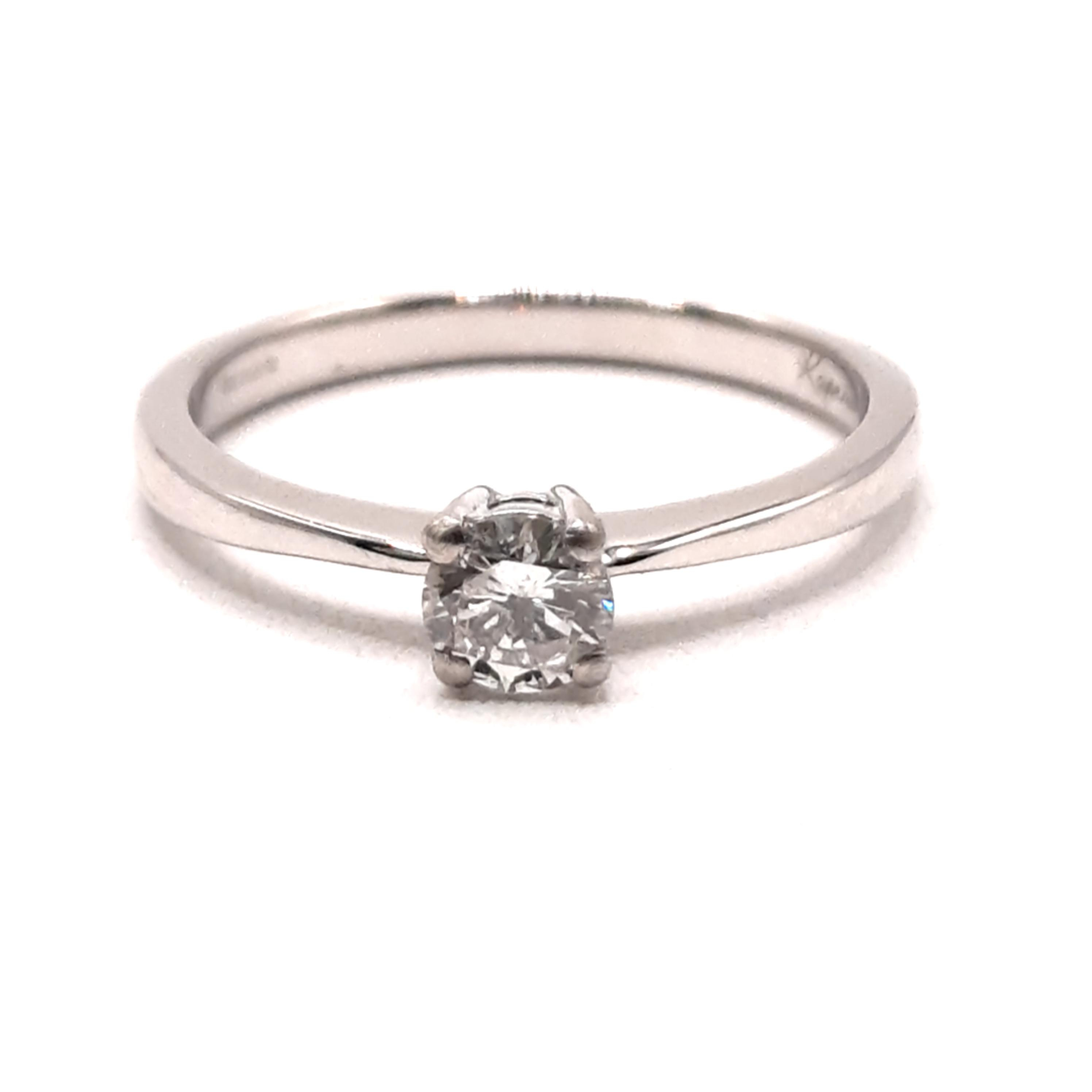 Dit prachtige sieraad, modelnummer 00002534, is een verfijnde verlovingsring. Gemaakt van wit 950 platina, straalt het elegantie uit. De briljante geslepen diamant van 950pt (SI1, kleur G) schittert op betoverende wijze. Draag deze ring als symbool van liefde en toewijding, perfect voor elke speciale gelegenheid. Een tijdloos sieraad dat het hart sneller doet kloppen.