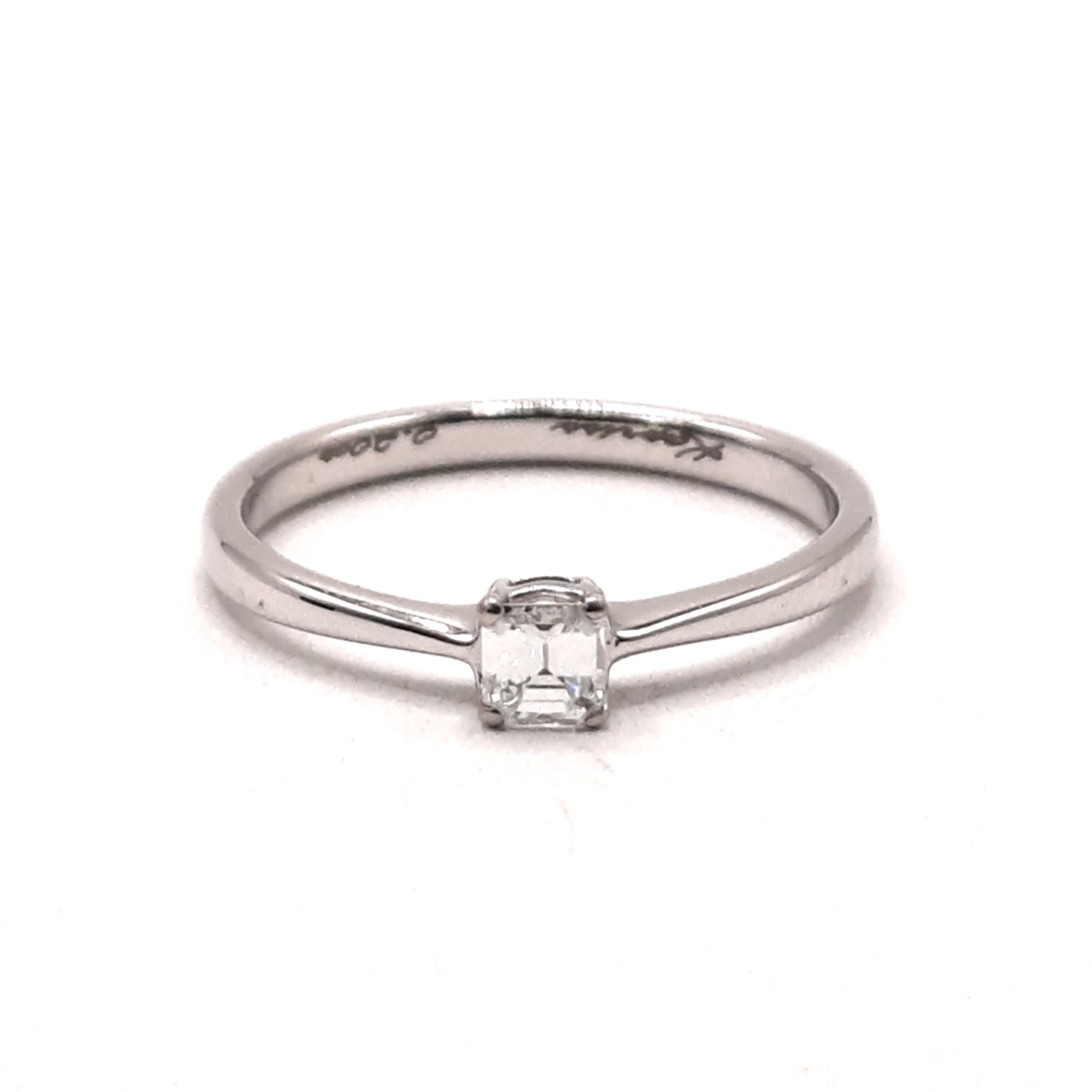 Deze verlovingsring met modelnummer 00002535 is gemaakt van 950 platina en heeft een briljantgeslepen diamant van 950 karaat, met SI1 zuiverheid en G-kleur (Fijn wit Top Wesselton). Perfect voor je verloving. Draag deze ring met trots om je ringvinger en markeer dit speciale moment. Ideaal als symbool van jullie liefde en verbintenis.