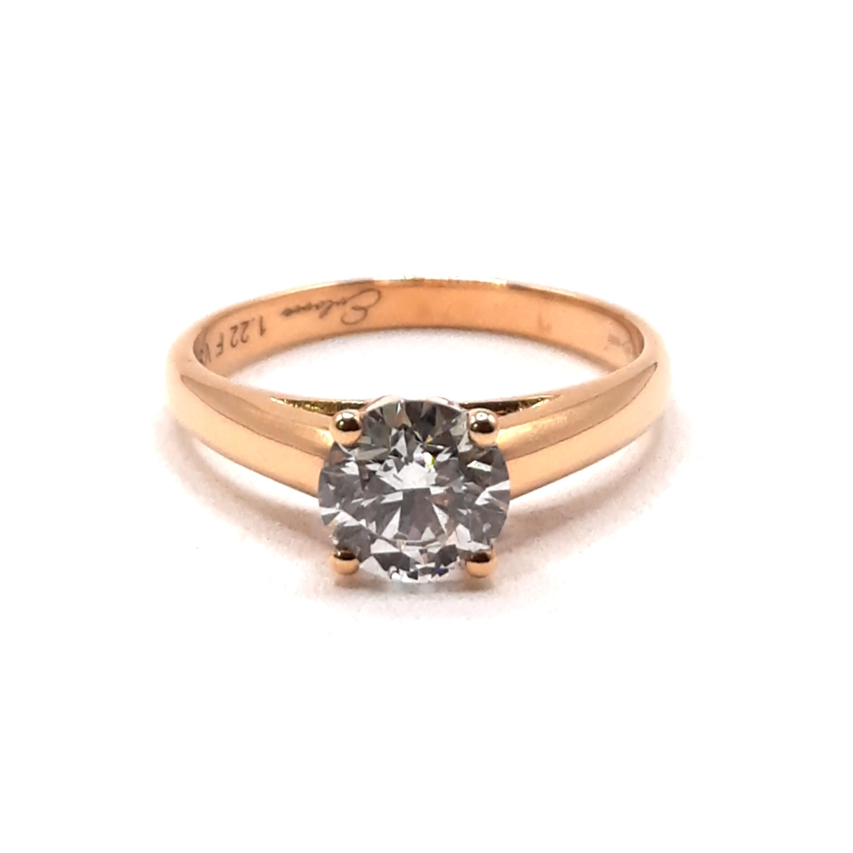 Deze prachtige ring, modelnummer 00002538, is perfect voor een verloving. Gemaakt van 18 karaat goud en voorzien van een schitterende labdiamant met VS1 zuiverheid en F-kleur, straalt hij elegantie uit. Draag deze goudkleurige ring om je trouwringvinger als symbool van je eeuwige liefde en commitment. Een onvergetelijke keuze voor jouw speciale moment.