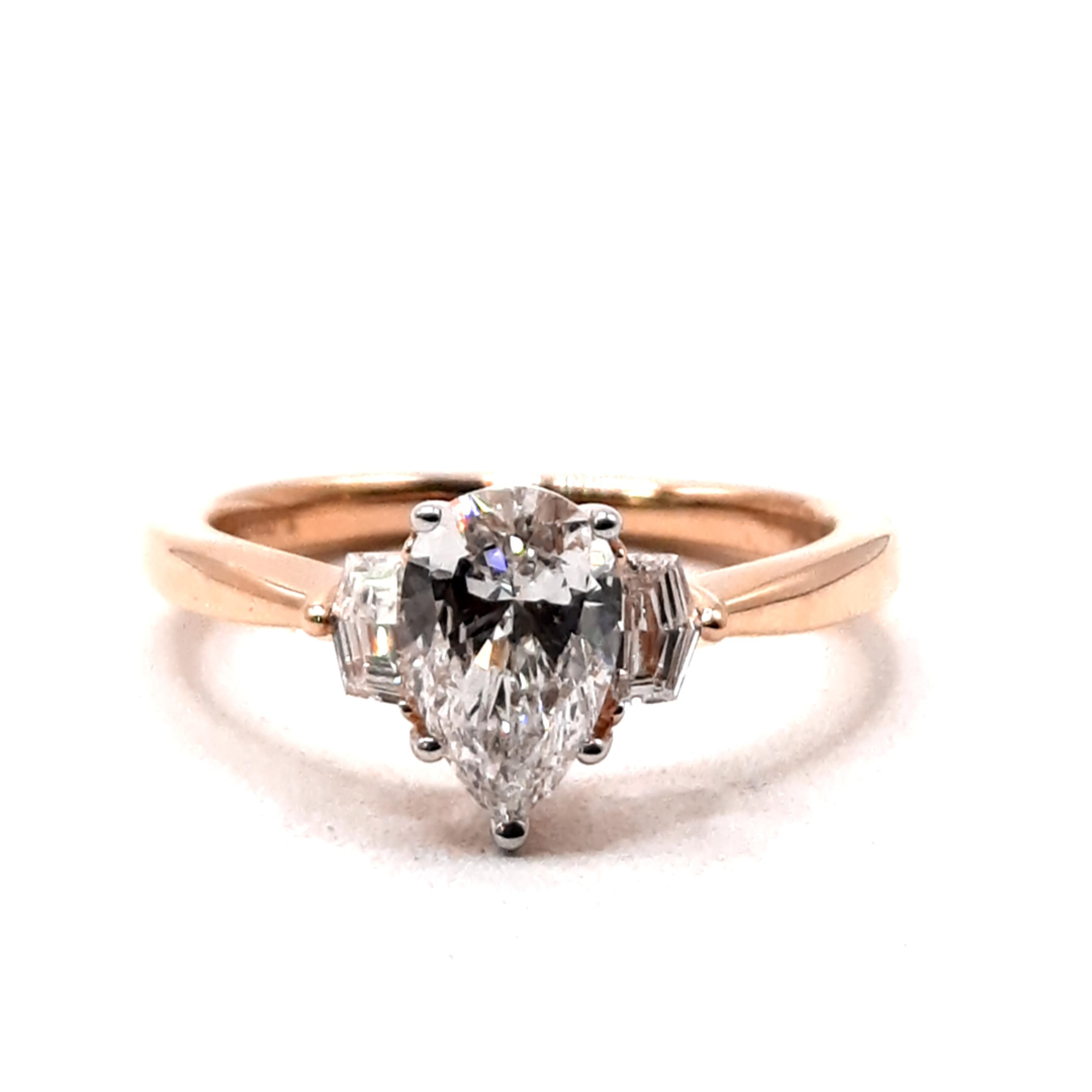 Deze prachtige ring met modelnummer 00002540 is een ideale keuze voor een verlovingsring. Gemaakt van 14-karaats goud en bezet met drie briljant geslepen labdiamanten van kleur E en zuiverheid VS1, straalt hij elegantie uit. Draag deze ring om een bijzonder moment te vieren en geniet van de tijdloze schoonheid van goud en diamanten.