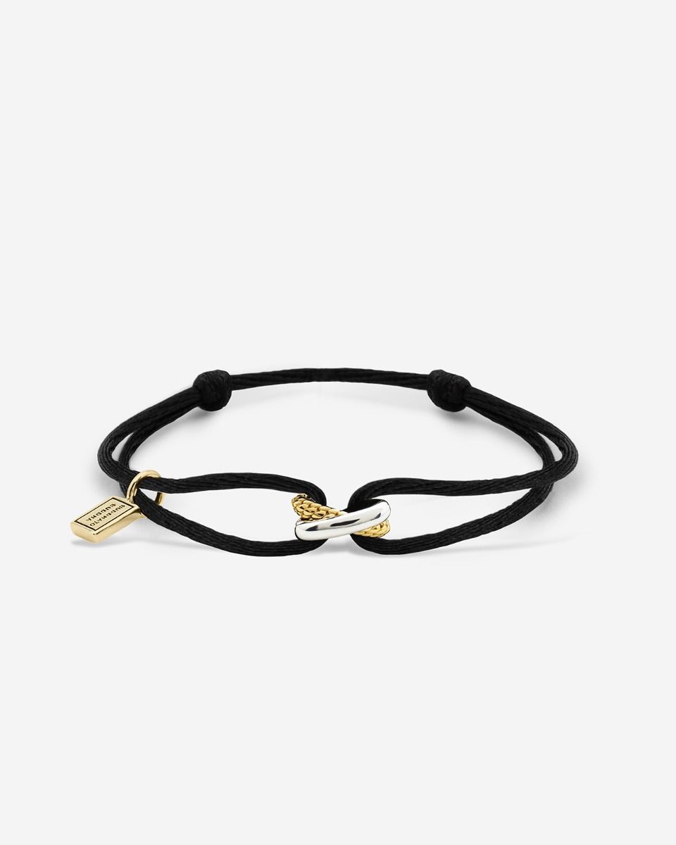 De Buddha to Buddha 005GV armband, is een verfijnd sieraad met Gold Vermeil details. Deze armband combineert stijl en vakmanschap en past perfect bij Buddha to Buddha armbanden. Draag deze armband alleen voor een minimalistische look of combineer met andere armbanden voor een gelaagde stijl. Perfect voor dagelijks gebruik en speciale gelegenheden.