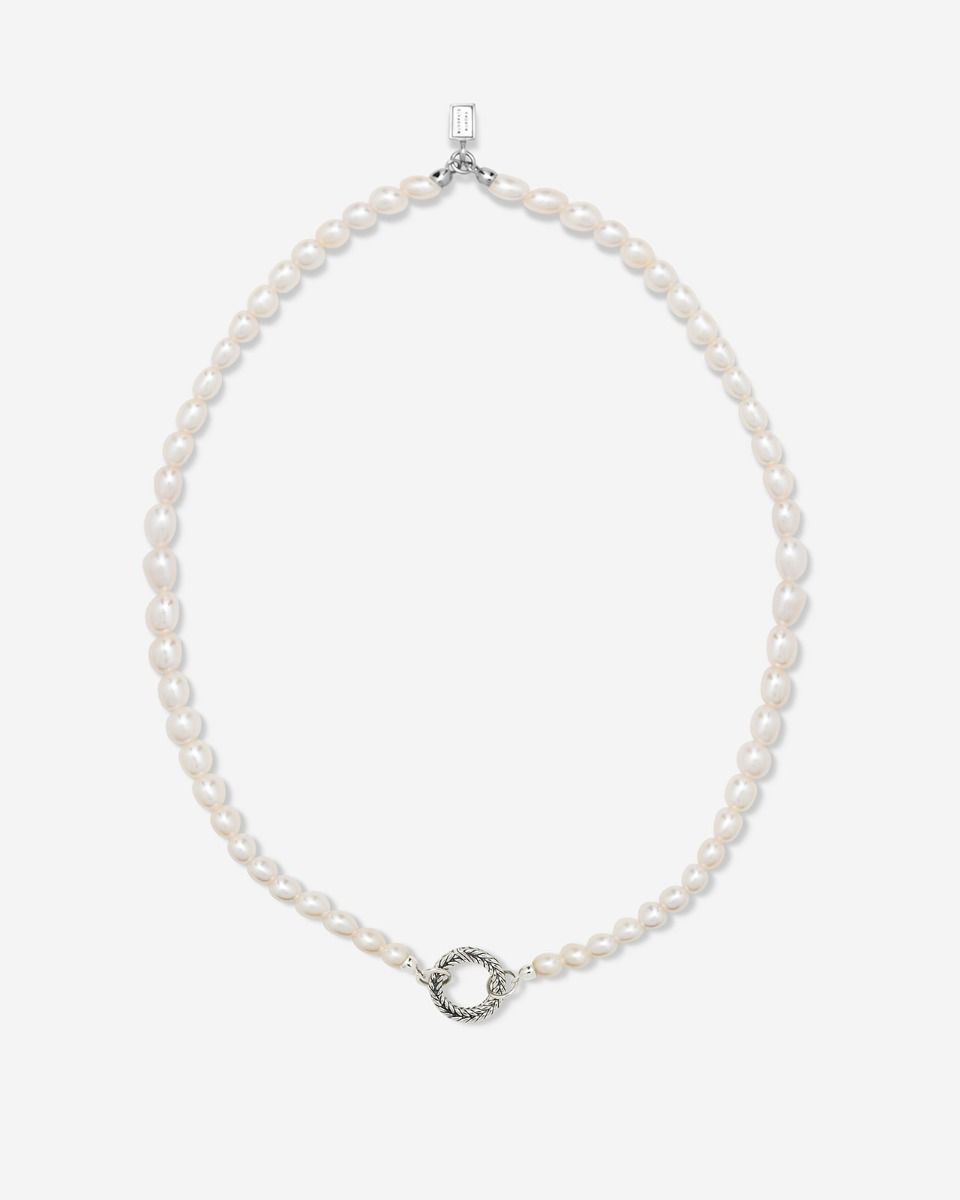 Deze prachtige halsketting, modelnummer 001J040321345, biedt een elegant design met een witte parel en is gemaakt van zilver. De ketting is 45 cm lang en is perfect als sieraad voor elke gelegenheid. Draag deze ketting om een subtiele en verfijnde look te cre&euml;ren. Ideaal te combineren met andere zilveren sieraden voor een complete uitstraling.