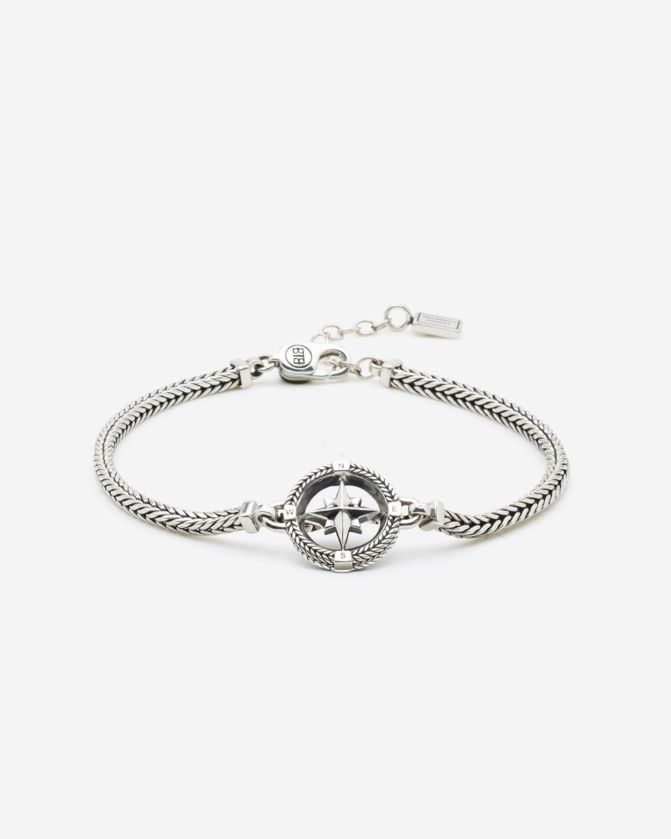 De Buddha to Buddha 048 C-E - Armband Barbara Mini Compass Zilver, modelnummer 001K010480190, is een verfijnd sieraad met een kompasontwerp. Perfect te combineren met Buddha to Buddha ringen voor een complete look. Draag dit elegante armbandje als dagelijks accessoire of als stijlvolle aanvulling op een avondoutfit voor een tijdloze uitstraling.