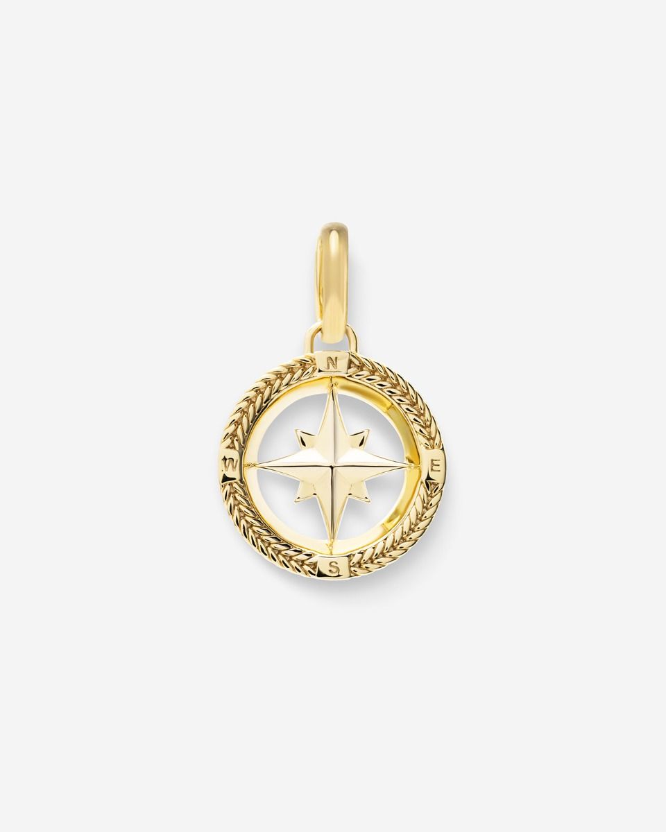 Product 059GV - Pendant Barbara Mini Compass Gold Vermeil is een prachtige gouden hanger met een kompasontwerp. Deze nieuwe, goudvergulde hanger van 925 sterling zilver heeft een diameter en breedte van 18,5 mm. Perfect als een elegant accent aan een ketting, ideaal om dagelijks te dragen of als geschenk voor een bijzonder persoon.